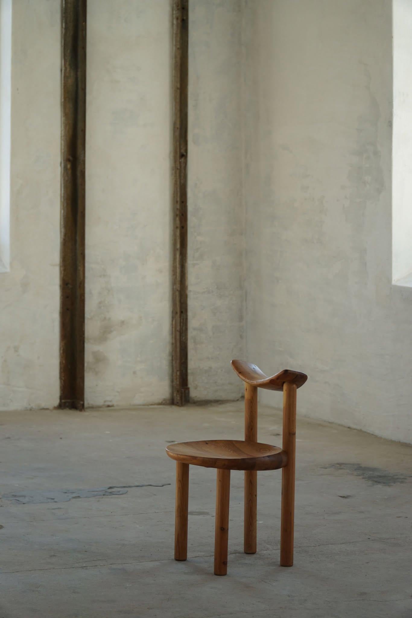 Une belle chaise de bureau / salle à manger en pin massif. Conçu par Rainer Daumiller pour la scierie Hirtshals dans les années 1970, au Danemark. Cette chaise reste dans un bon état vintage avec une belle patine profonde. Traces d'usure. 

Une