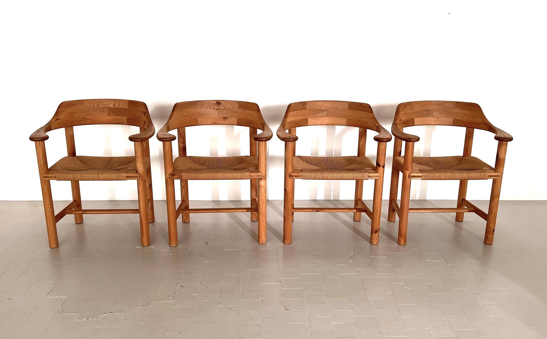 Rainer Daumiller, bois de pin, corde de papier, Danemark, 1970

Magnifique, organique et naturel ensemble de 4 fauteuils ou chaises de salle à manger en pin massif.
Magnifique expression naturelle et grain du bois clair. 
L'assise tressée en corde