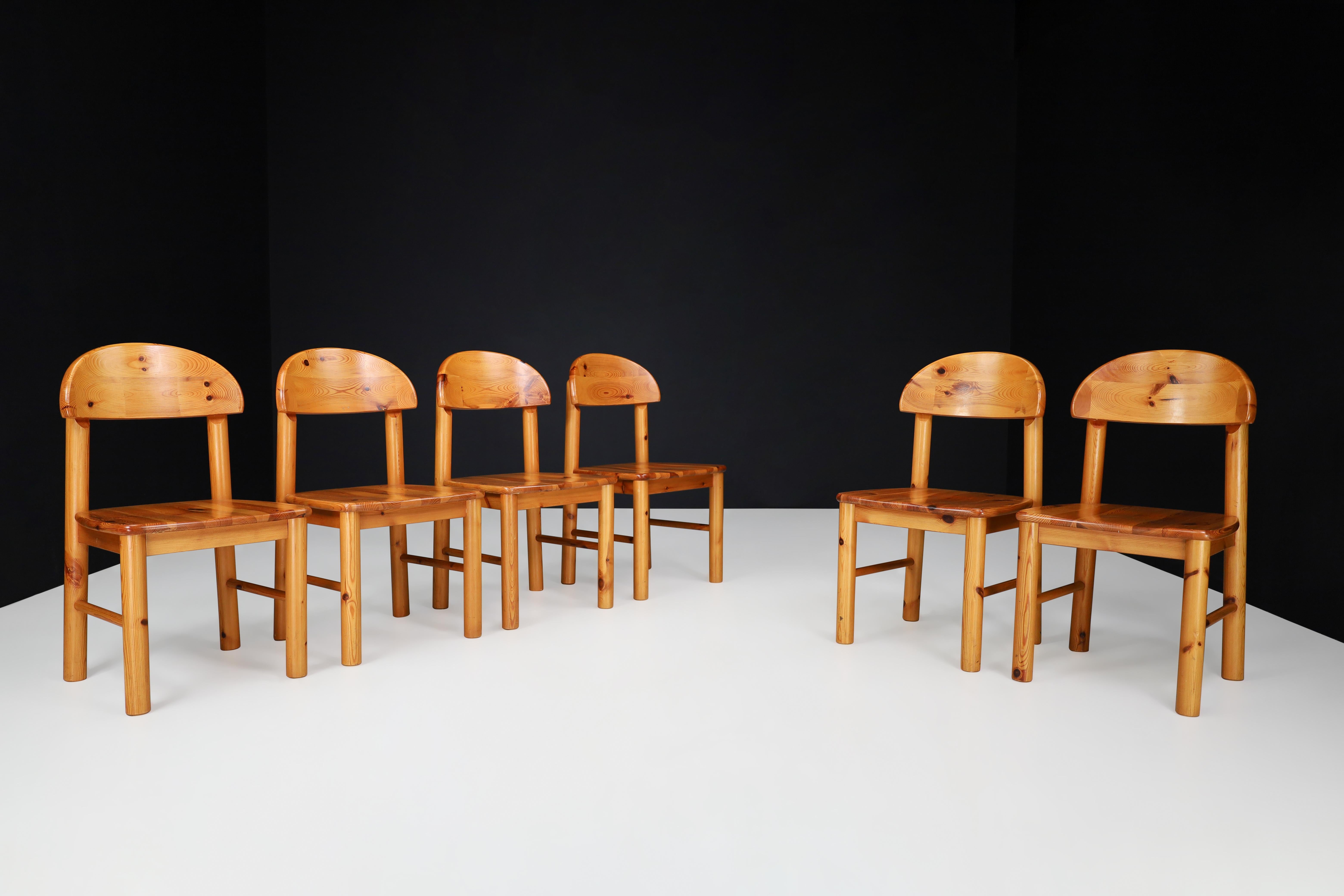 Rainer Daumiller Set of Six Dining Chairs in Pine, Denmark 1970s

The dining chairs in question were designed by Rainer Daumiller during the 1970s and produced by Hirtshals Savværk. They boast a seat and backrest made of rustic pine wood, lending