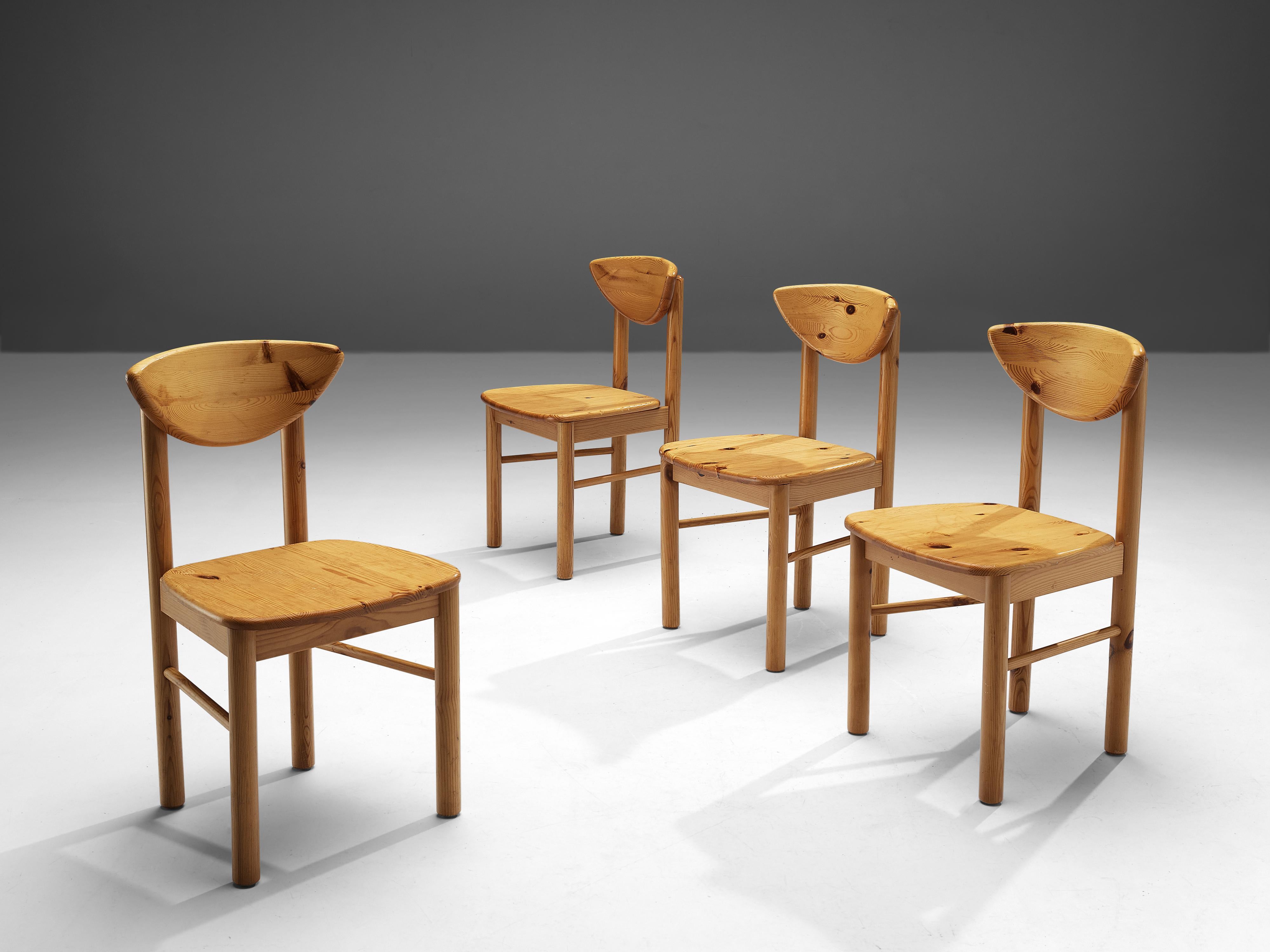 Rainer Daumiller, chaises de salle à manger, pin, Danemark, 1970

Magnifique ensemble de fauteuils organiques et naturels en pin massif. Un joli design qui met en valeur l'expression naturelle et le grain du bois. Les chaises sont très confortables