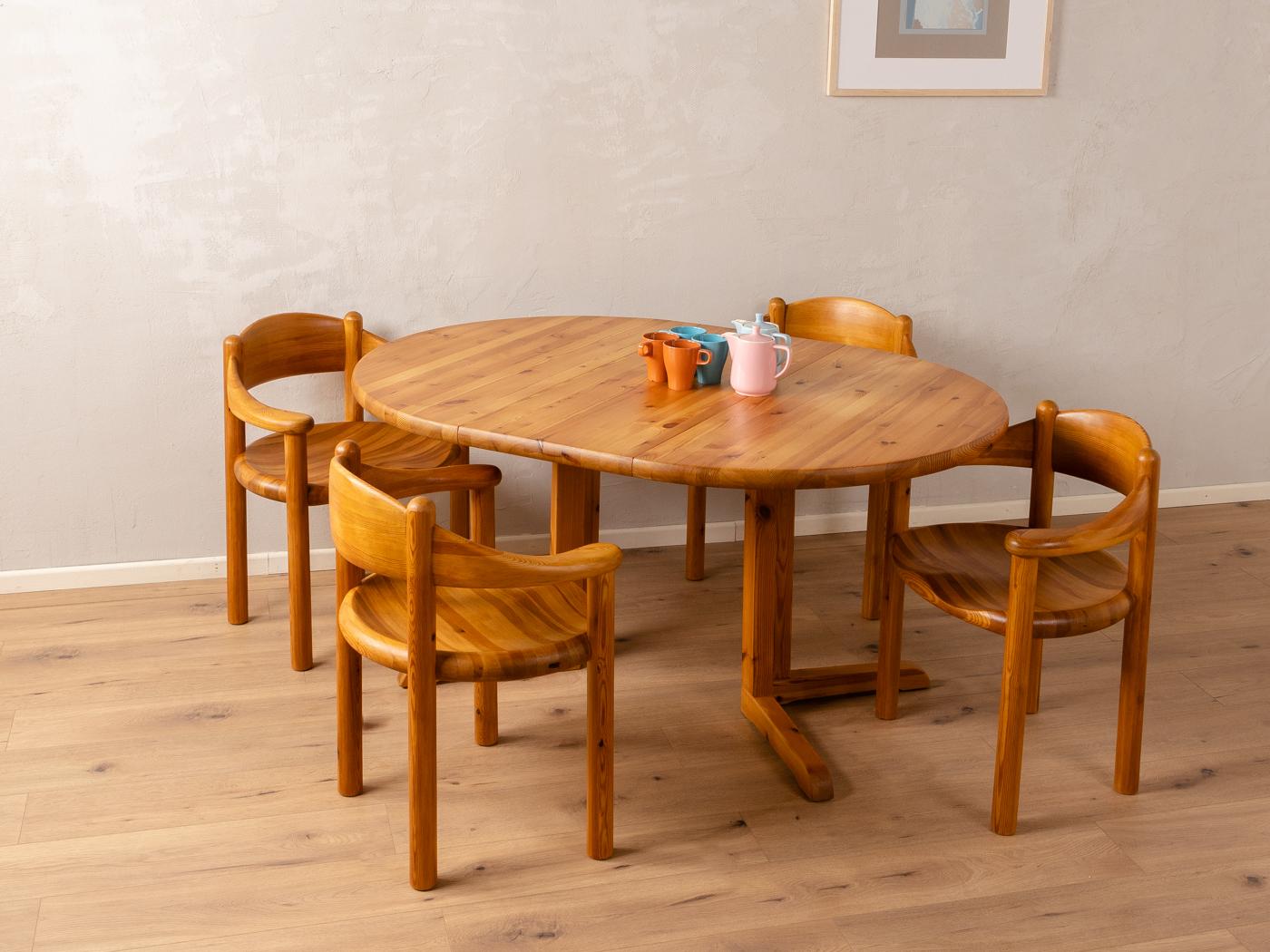 Rare ensemble de salle à manger de Rainer Daumiller pour Gramrode Møbelfabrik des années 1970. L'ensemble de haute qualité se compose d'une table de salle à manger avec un cadre et un plateau en bois de pin massif et de quatre chaises avec un cadre