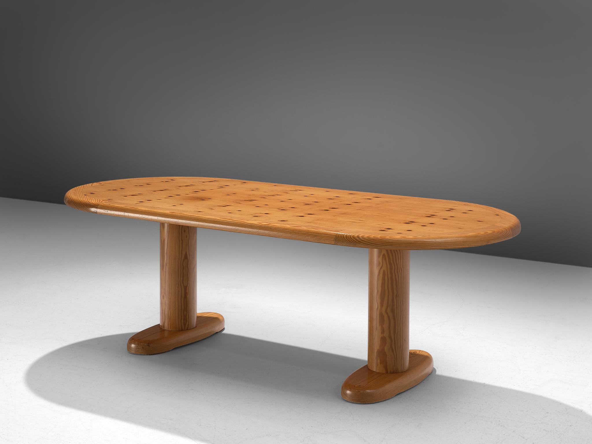 Rainer Daumiller for Hirtshals Savvaerk, dining table, pine, Denmark, 1970s.

Robust and simplistic dining or conference table in solid pine, designed by Rainer Daumiller. A modest design with a oval shaped tabletop with rounded edges and inlayed