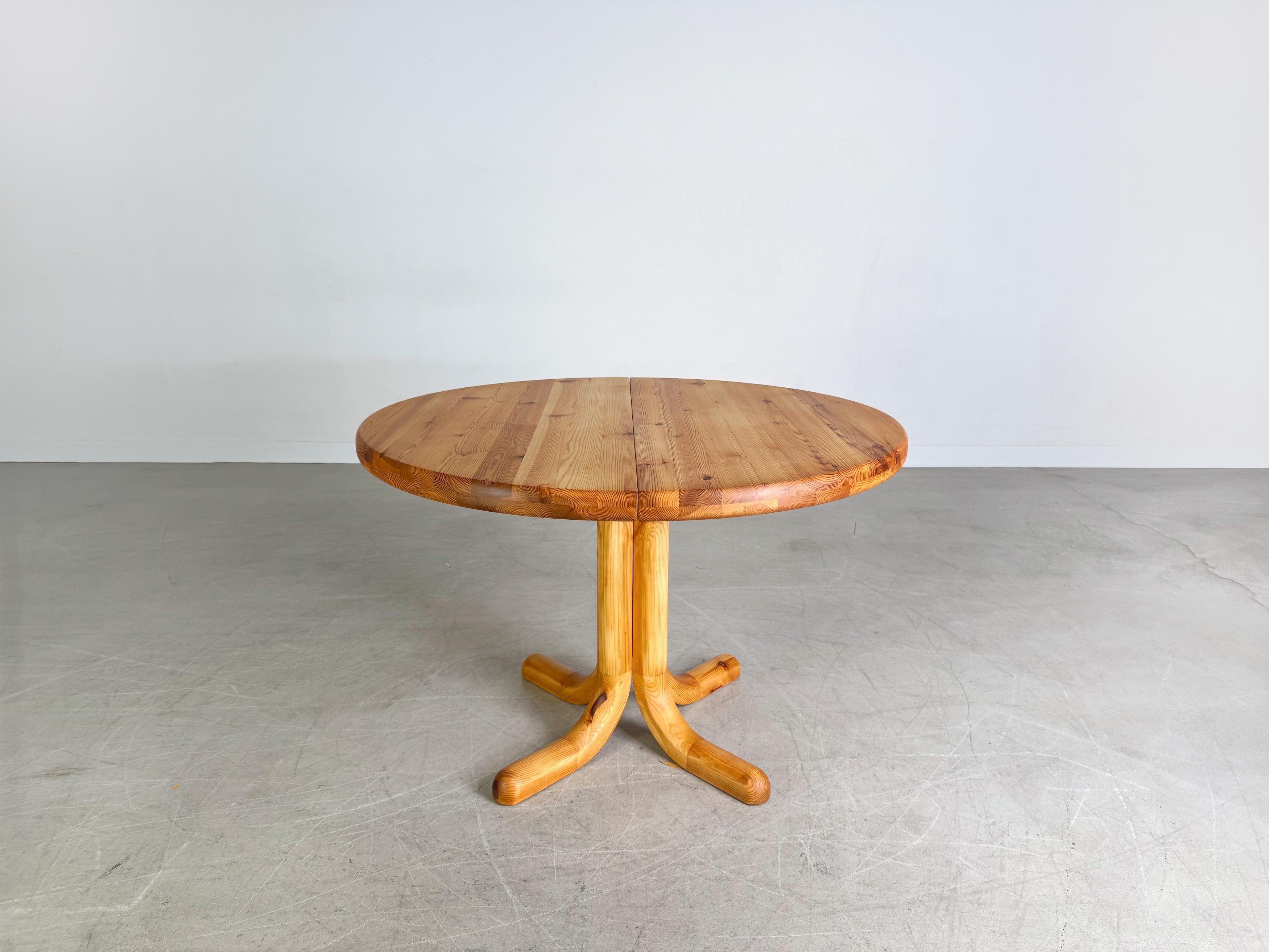Wir bieten einen wunderschönen ausziehbaren Esstisch von Rainer Daumiller aus den 1960er Jahren zum Verkauf an. Mit seiner Einlegeplatte lässt sich der Tisch auf eine Gesamtlänge von ca. 160cm erweitern.

Zustand: Guter gebrauchter Zustand mit