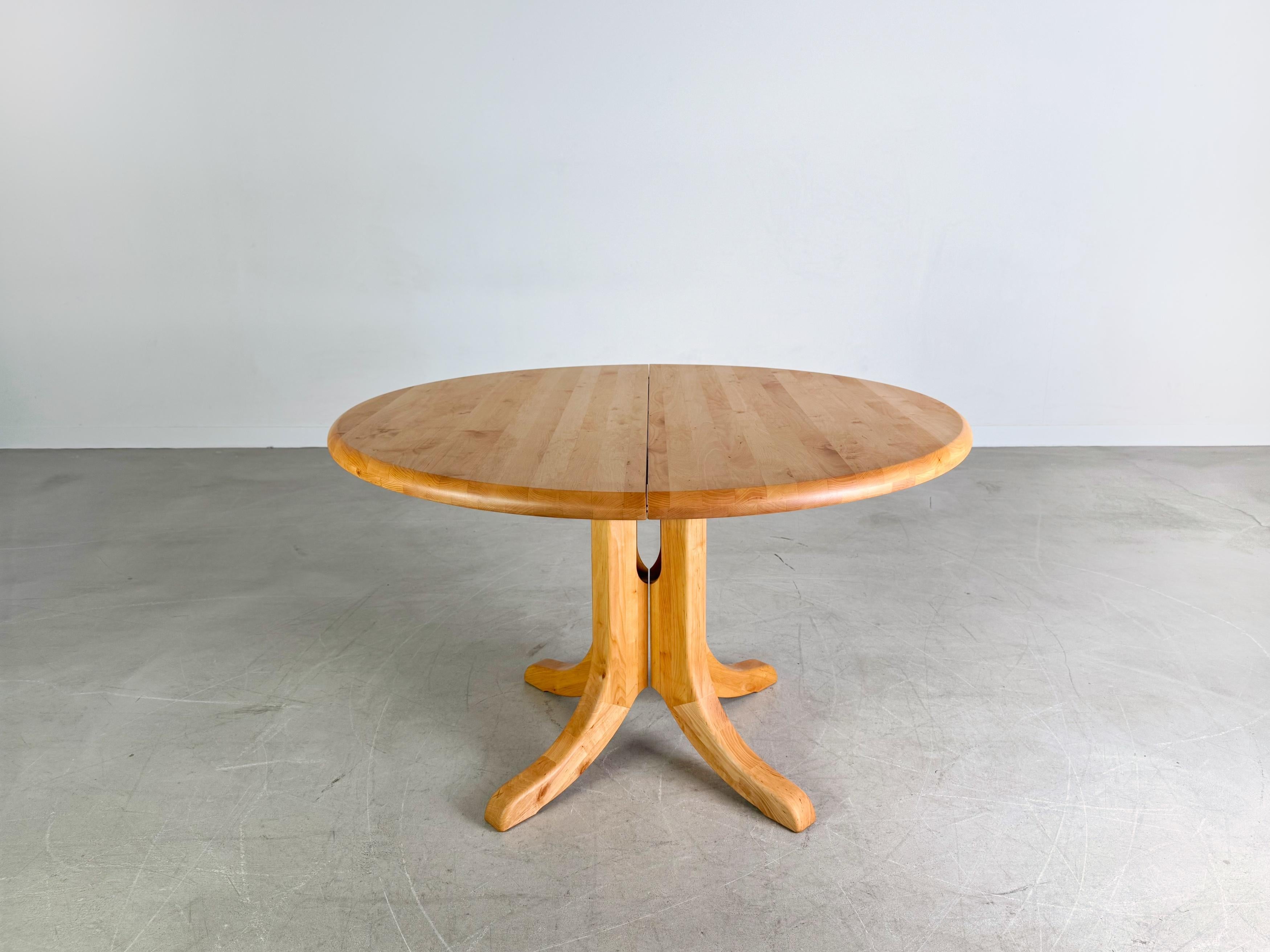 Wir bieten einen wunderschönen ausziehbaren Esstisch von Rainer Daumiller aus den 1960er Jahren zum Verkauf an. Mit seinen zwei Einlegeplatten lässt sich der Tisch auf eine Gesamtlänge von ca. 208cm erweitern.

Zustand: Guter gebrauchter Zustand mit