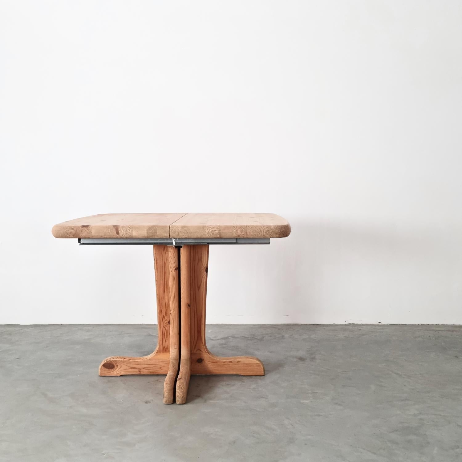 Conçue par Rainer Daumiller au Danemark dans les années 1970, cette table de salle à manger carrée moderne scandinave est une pièce intemporelle. La table est extensible et offre deux tailles différentes : 100 cm de large à la première étape et 150