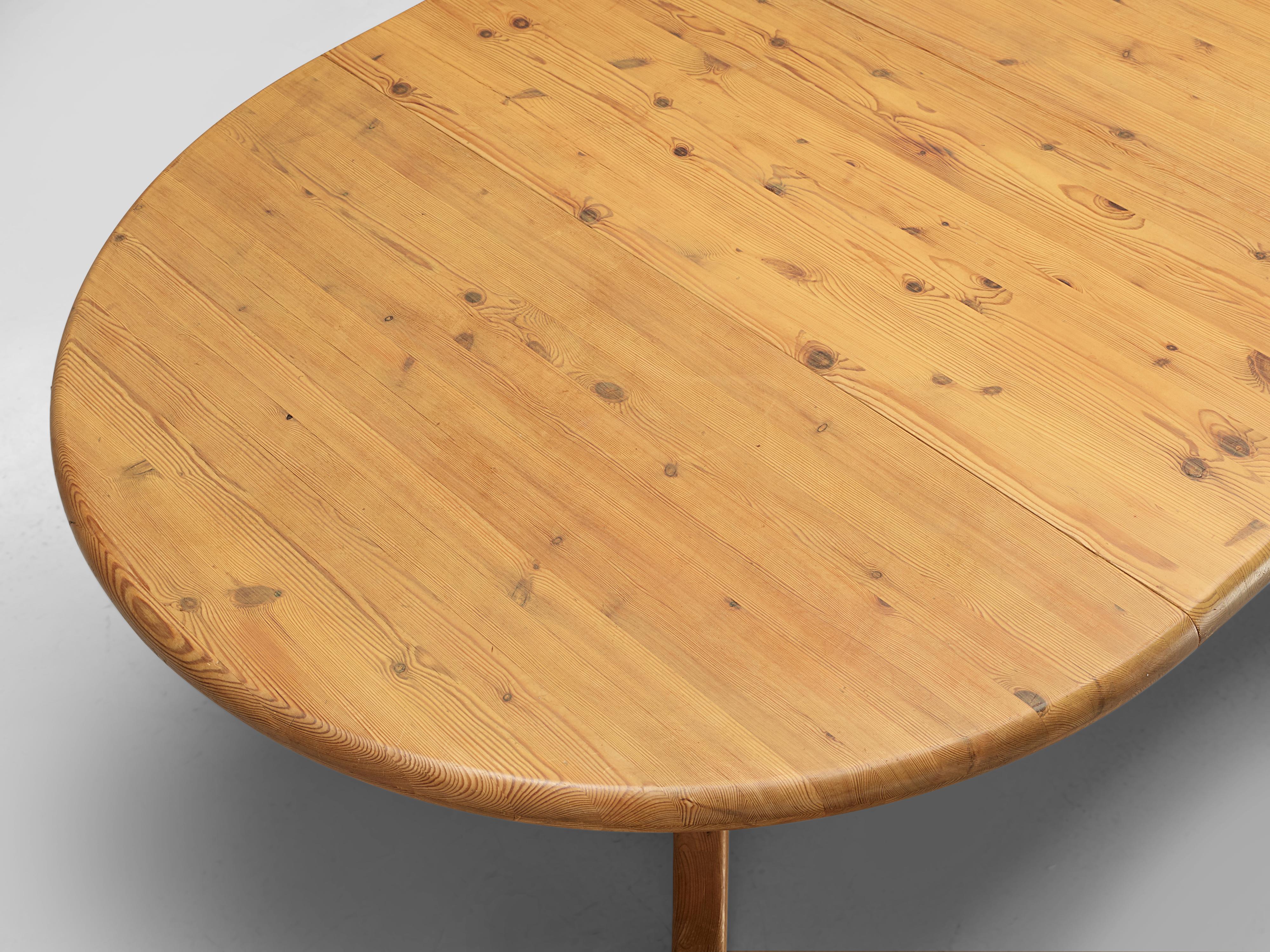 Rainer Daumiller Extendable Dining Table in Pine In Good Condition In Waalwijk, NL