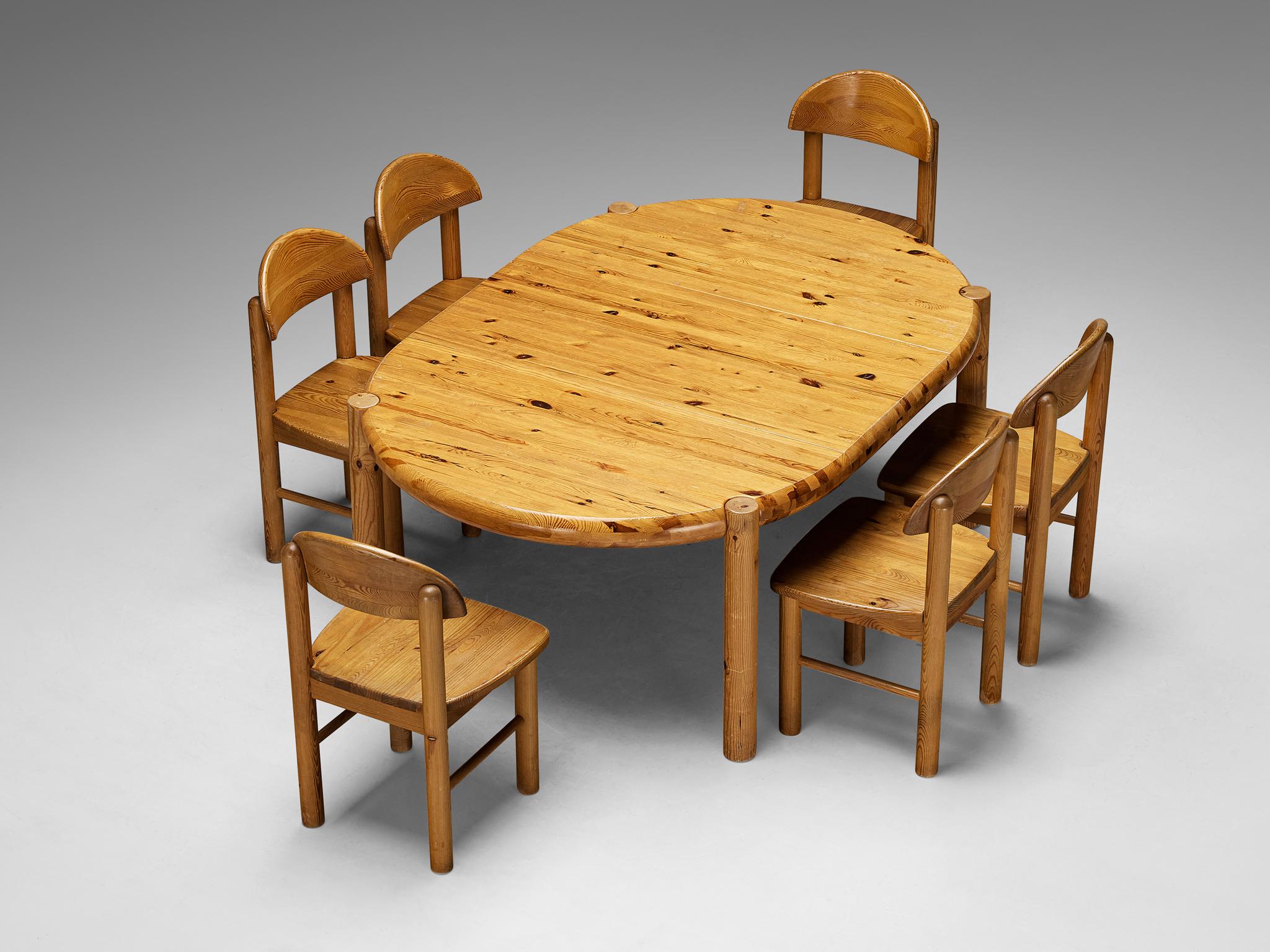 Rainer Daumiller, Esstischgarnitur mit sechs Stühlen, Kiefer, Dänemark, 1970er Jahre.

Dieses Esszimmer-Set besteht aus einem ausziehbaren Esstisch und sechs Esszimmerstühlen, entworfen von Rainer Daumiller. Der Tisch kann in zwei Versionen