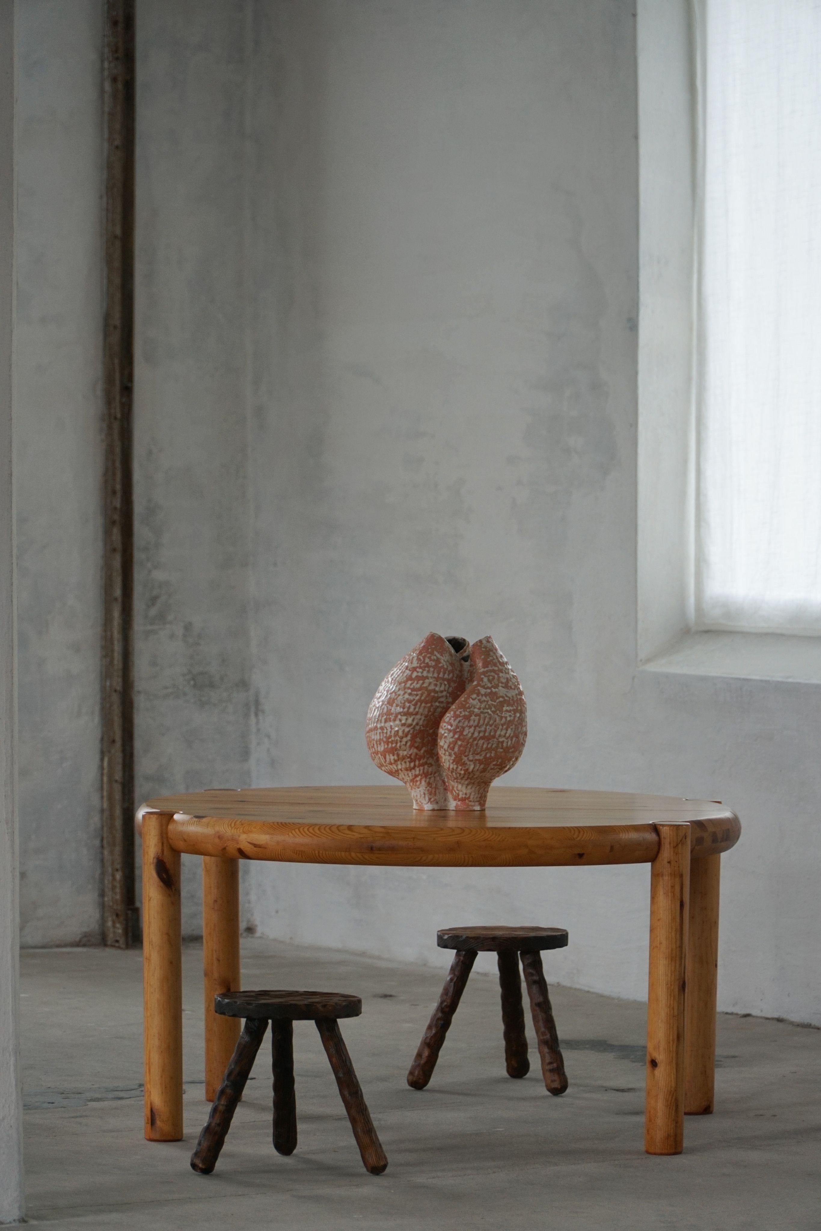 Une grande table de salle à manger ronde en pin massif avec une structure et des veines de bois magnifiques. Conçu par Rainer Daumiller pour la scierie Hirtshals dans les années 1970, au Danemark. Cette table a été rénovée et l'impression générale