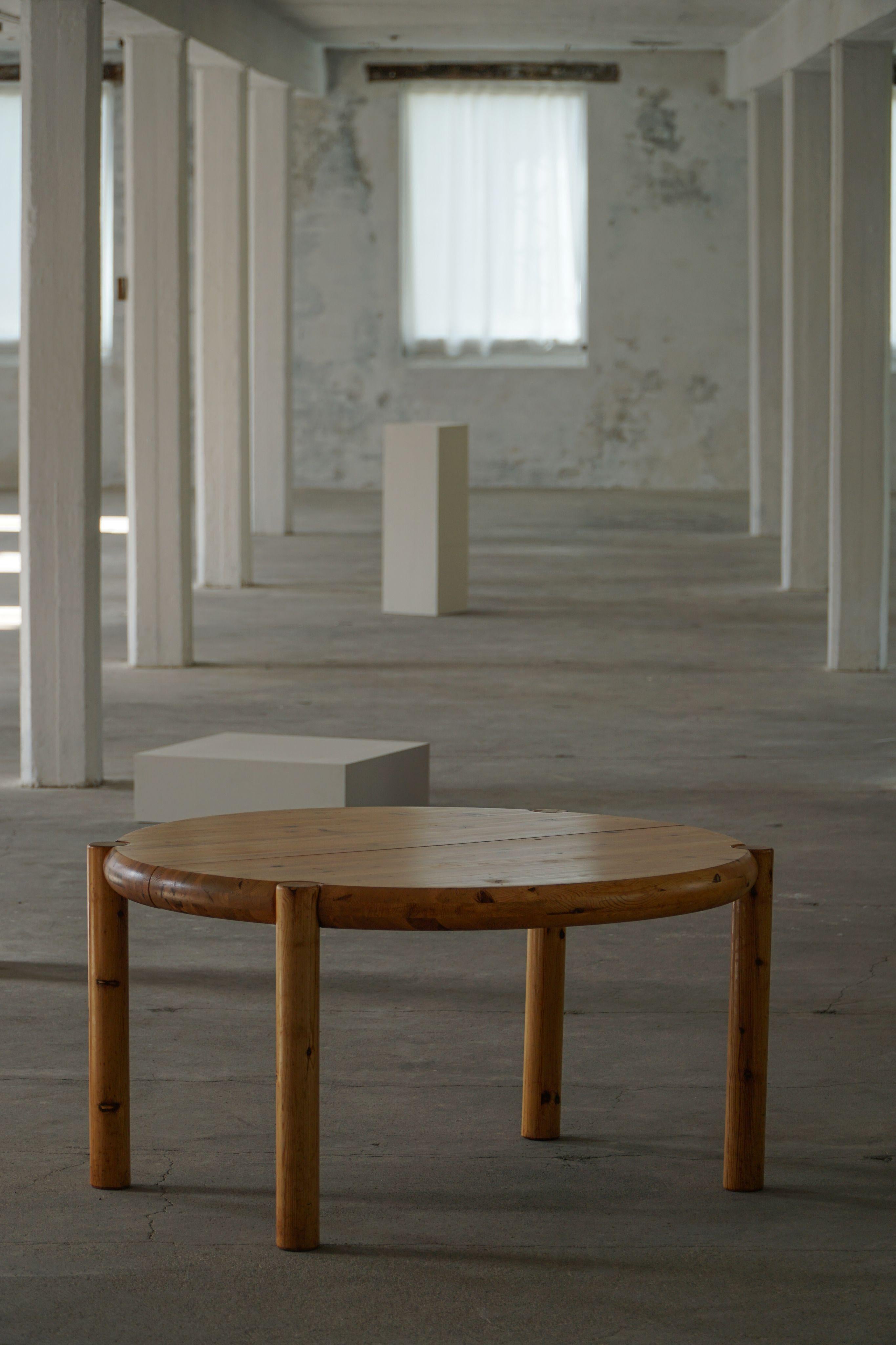Brutalisme Rainer Daumiller, table de salle à manger ronde extensible en pin, modernité danoise, années 1970 en vente