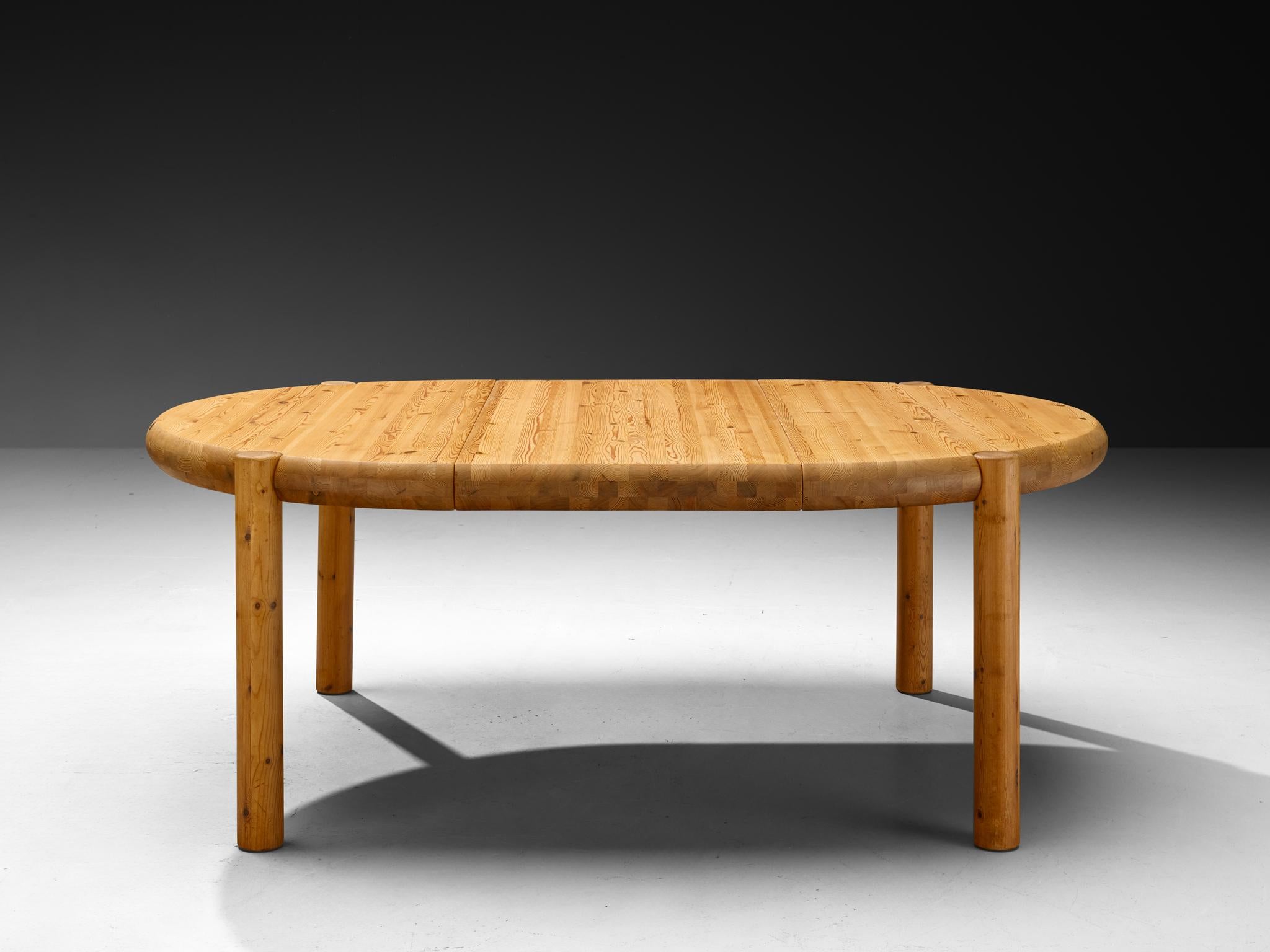 Mesa de comedor redonda extensible Rainer Daumiller de pino macizo finales del siglo XX en venta