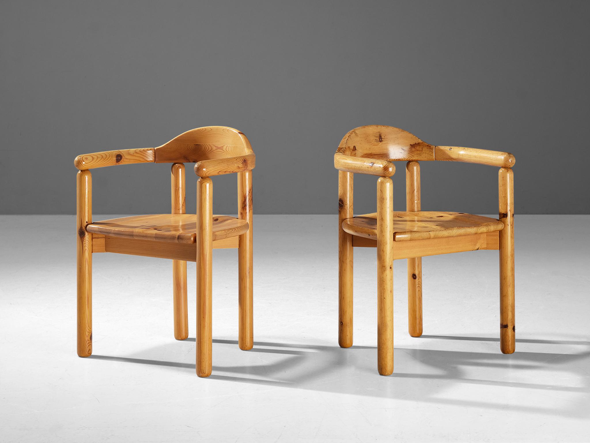 Rainer Daumiller for Hirtshals Sawmill, pair of dining chairs, pine, Denmark, 1970s

Beautiful, organic and natural dining chairs in solid pine. A simplistic design with a round edges and attention for the natural expression and grain of the wood.