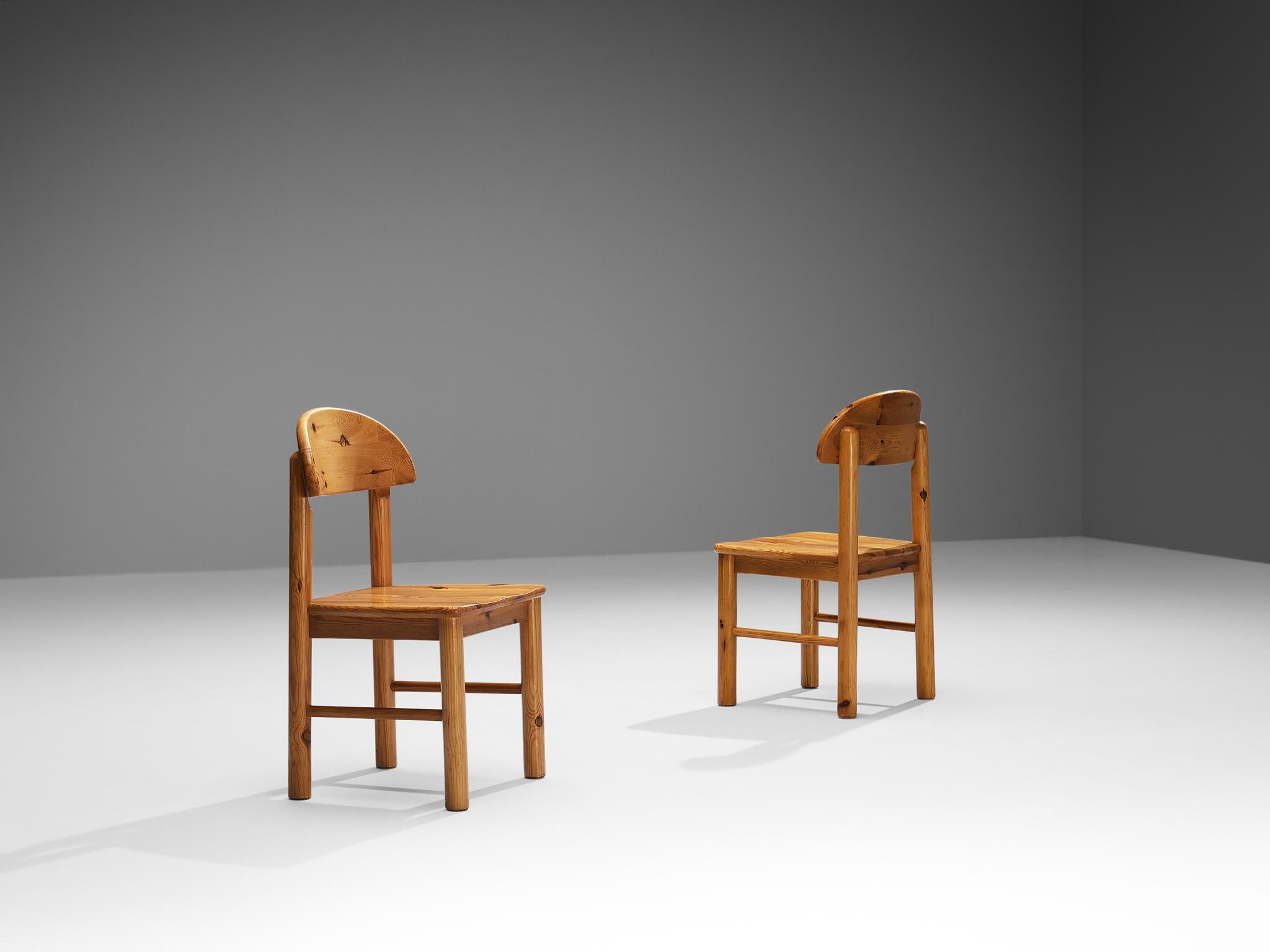 Rainer Daumiller for Hirtshals Sawmill, pair of dining chairs, pine, Denmark, 1970s

Beautiful, organic and natural dining chairs in solid pine designed by Rainer Daumiller. A simplistic design with a round seating and attention for the natural