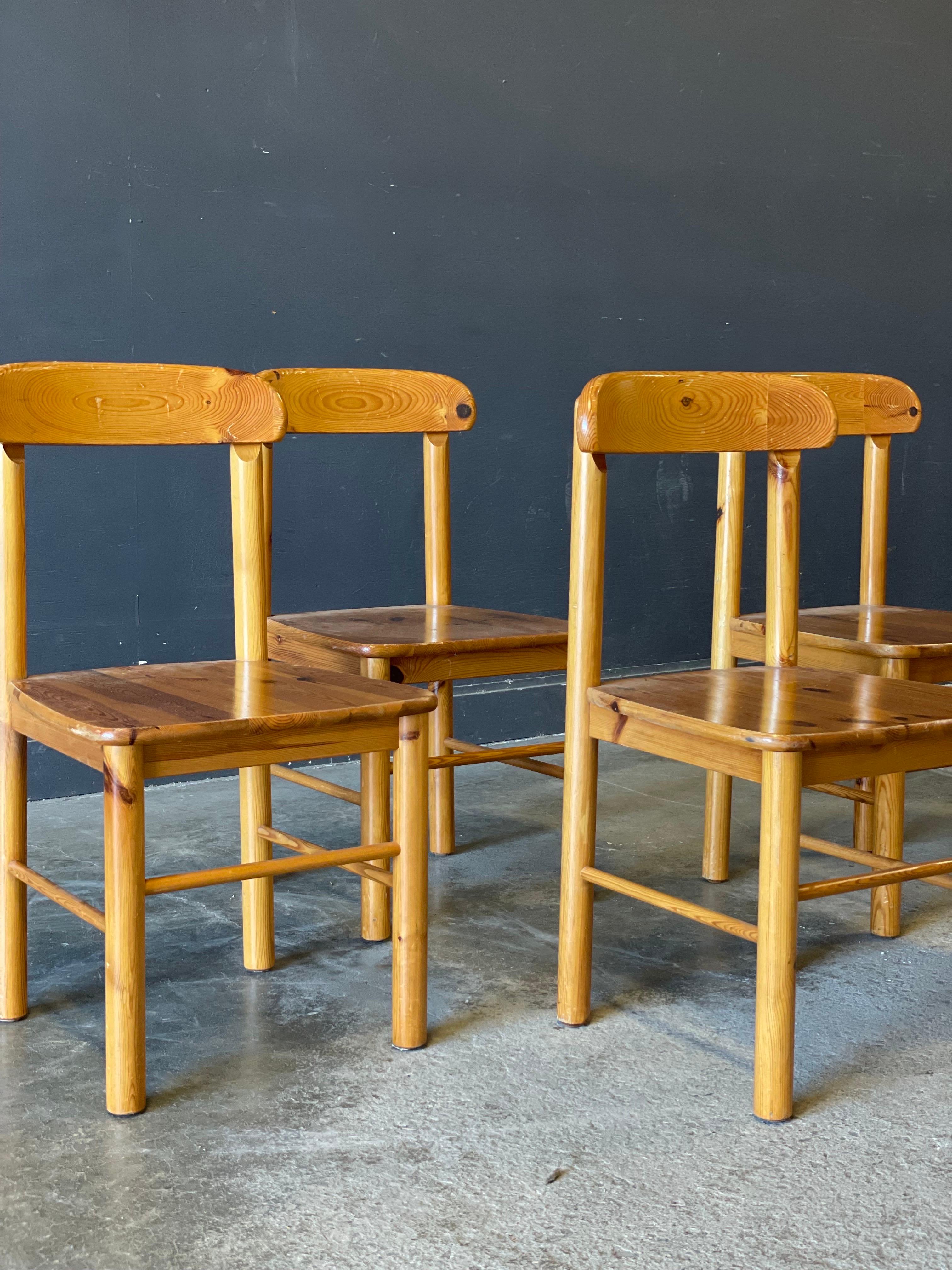 Ein prächtiges Set aus vier Kiefernholzstühlen des Designers Rainer Daumiller. Die Stühle verkörpern seine Designprinzipien: solide Konstruktion, einfache Form und reicher skulpturaler Ausdruck.