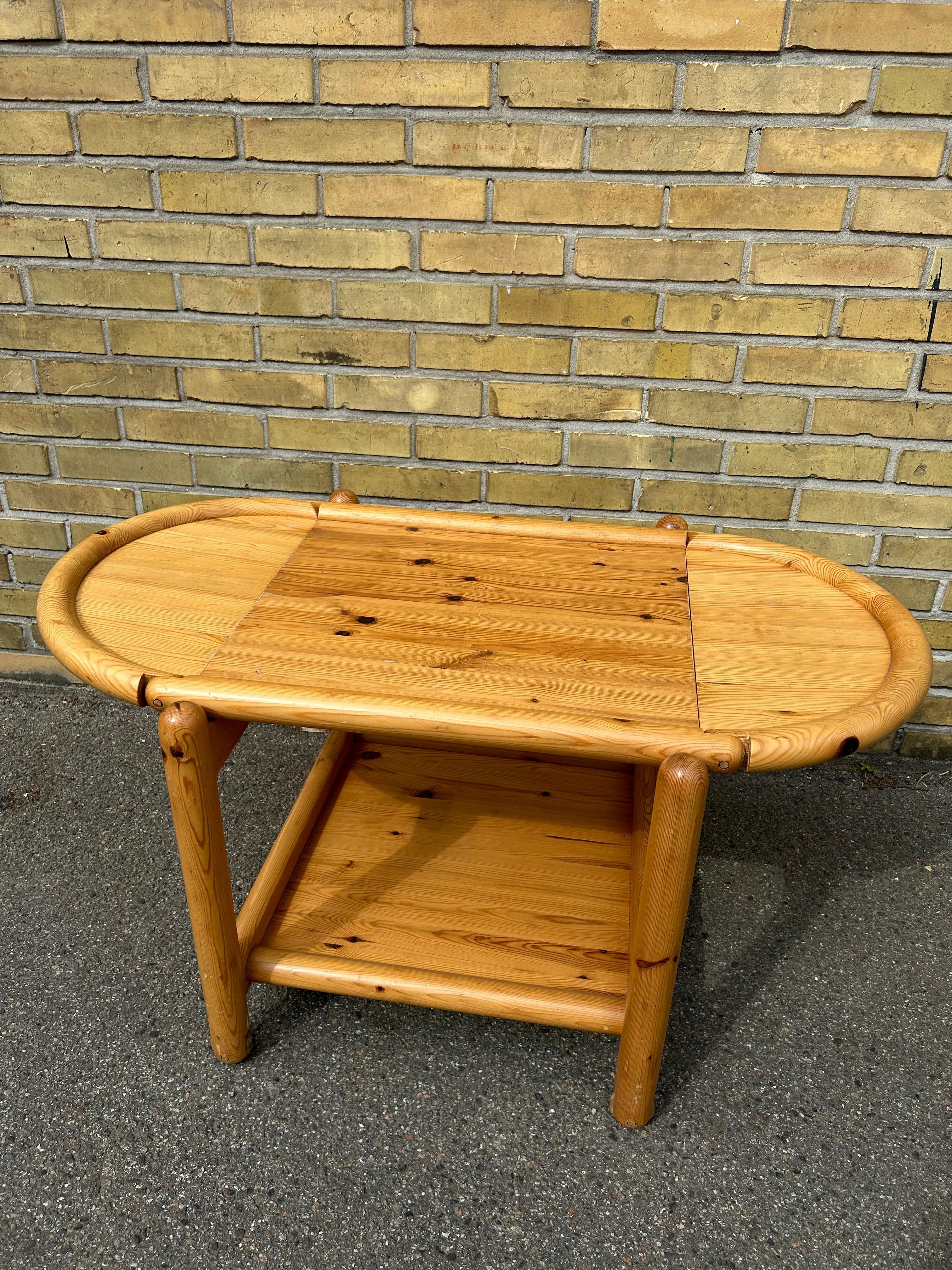 Rare Rainer Daumiller brutalist serving table in solid pine with beautiful wheels also made in wood, the table is made in Denmark in the 1960s.

The serving table is good condition with signs of use and a beautiful patina, the serving table is in