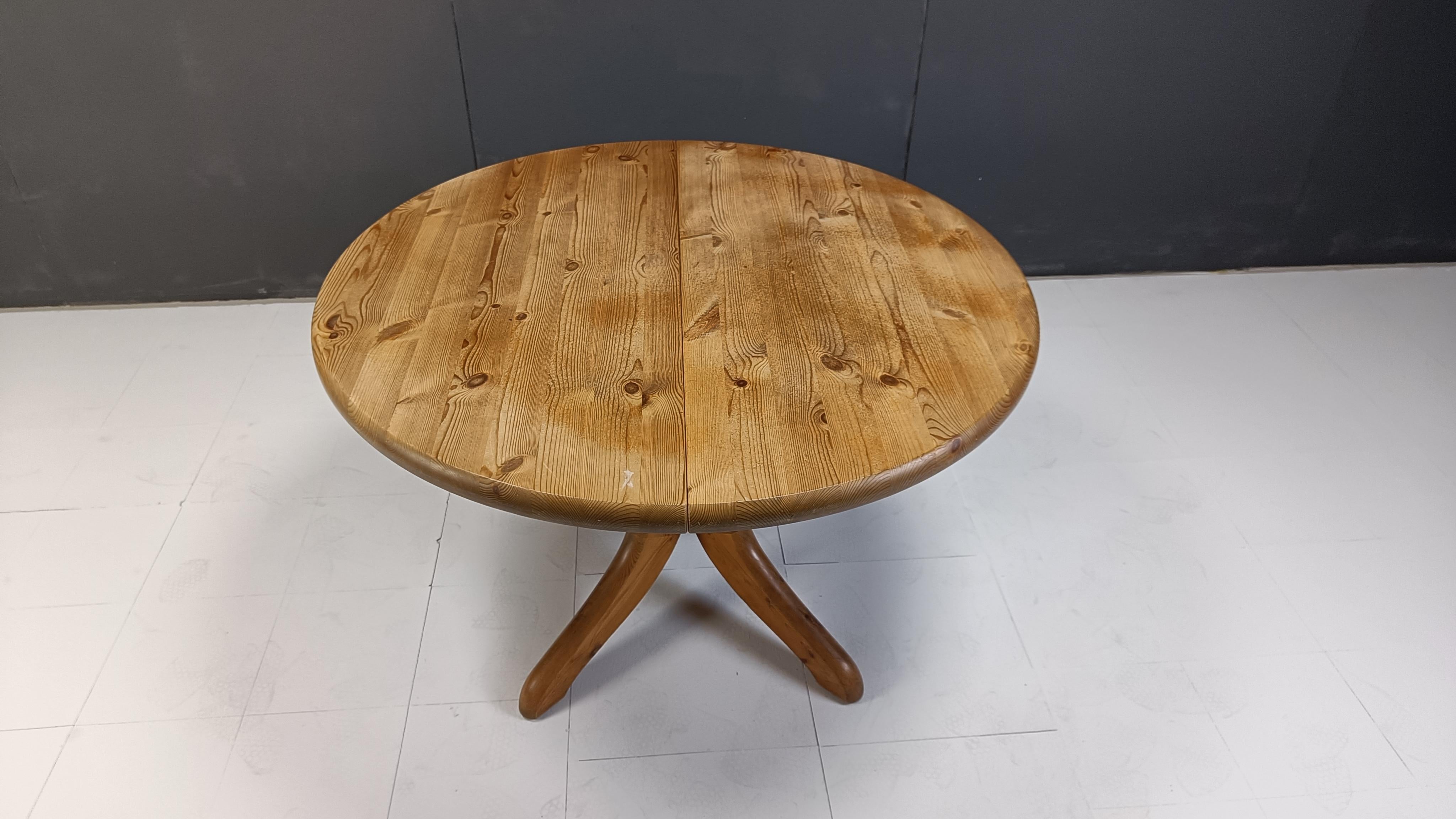 Table de salle à manger ronde conçue par Rainer Daumilier.

La table est entièrement fabriquée en bois de haute qualité et durable.  bois de pin massif.

Des jambes élégantes

Bon état.

Années 1970 - Danemark

Dimensions :
Hauteur : 77cm
Diamètre :