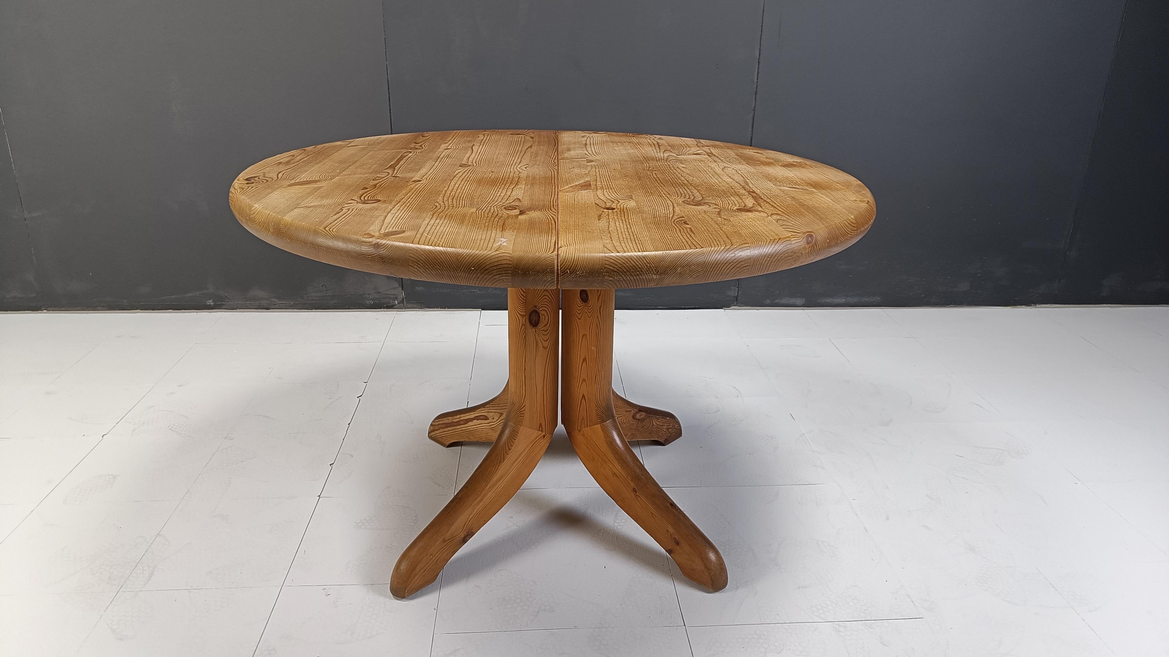 Scandinave moderne Table de salle à manger ronde Rainer Daumiller en bois de pin, 1970 en vente