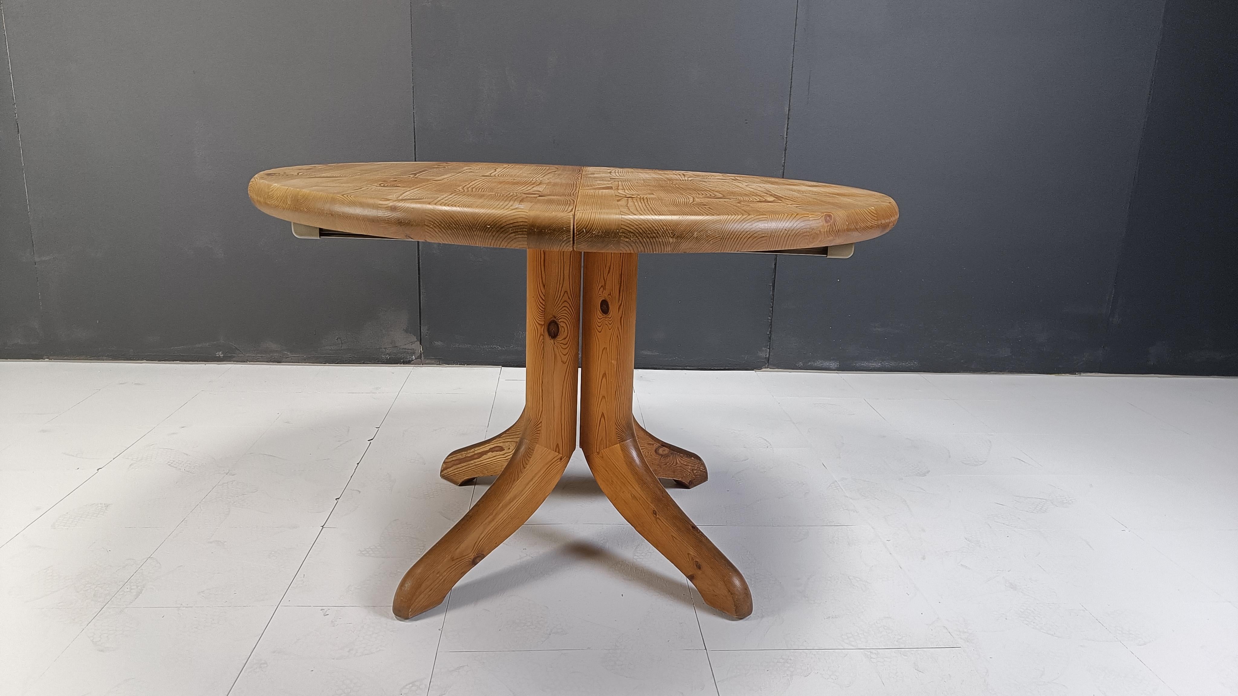 Danois Table de salle à manger ronde Rainer Daumiller en bois de pin, 1970 en vente