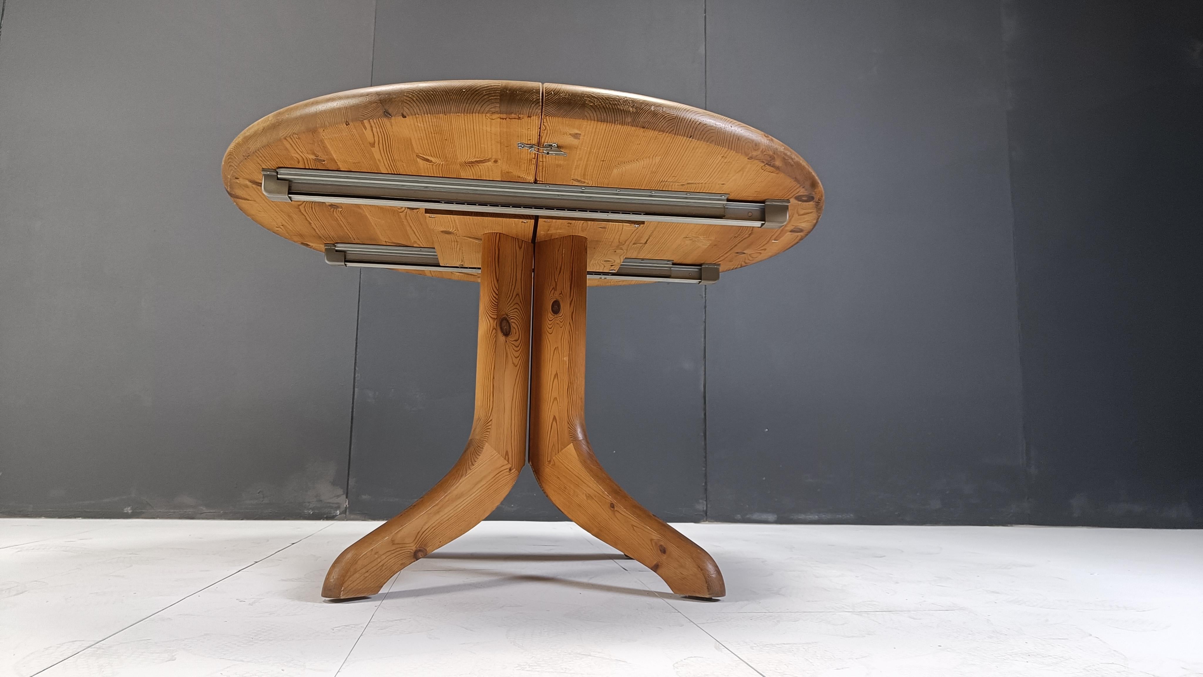 Pin Table de salle à manger ronde Rainer Daumiller en bois de pin, 1970 en vente