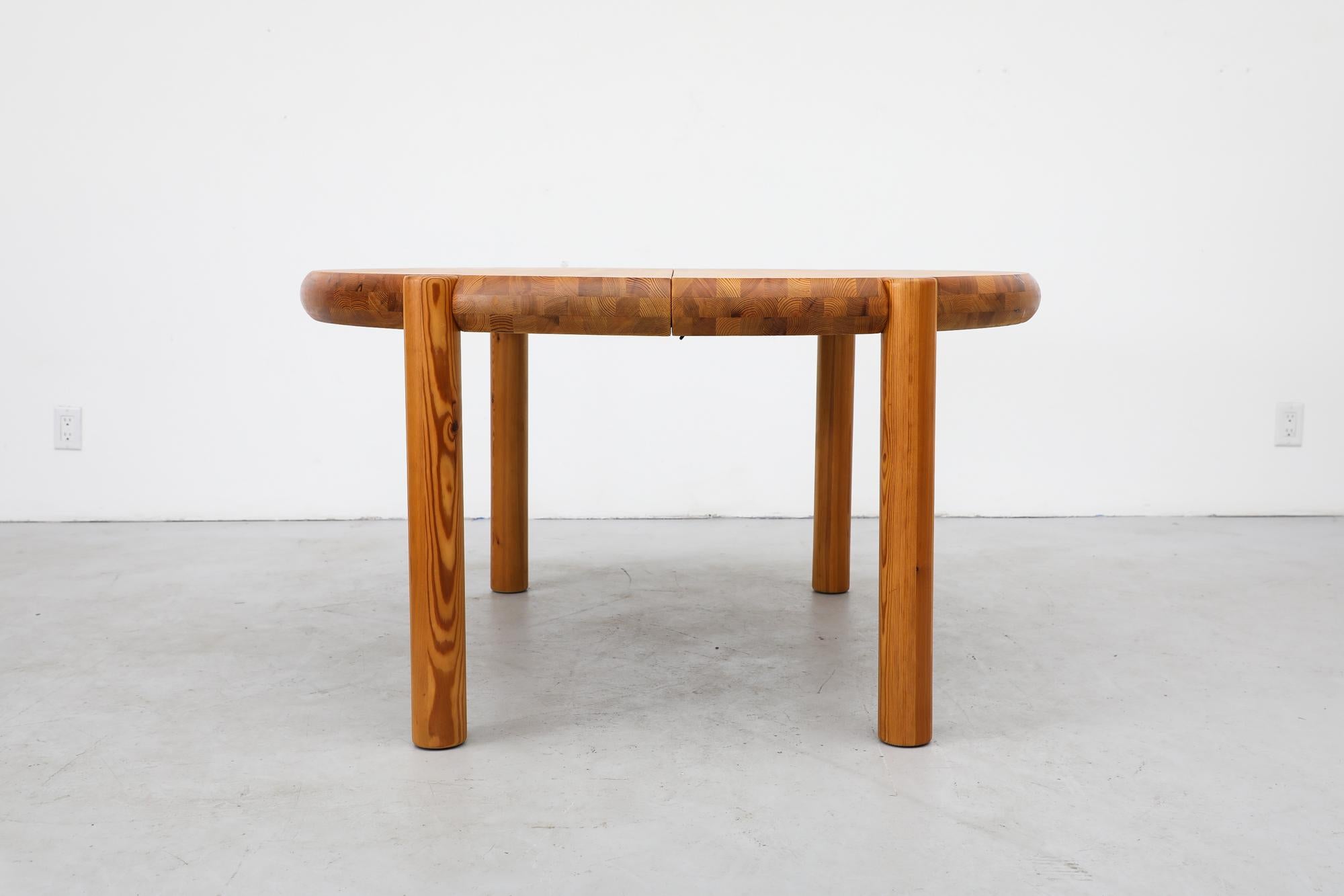 Fin du 20e siècle Rainer Daumiller table de salle à manger ronde épaisse en pin massif à bord arrondi sans feuille en vente