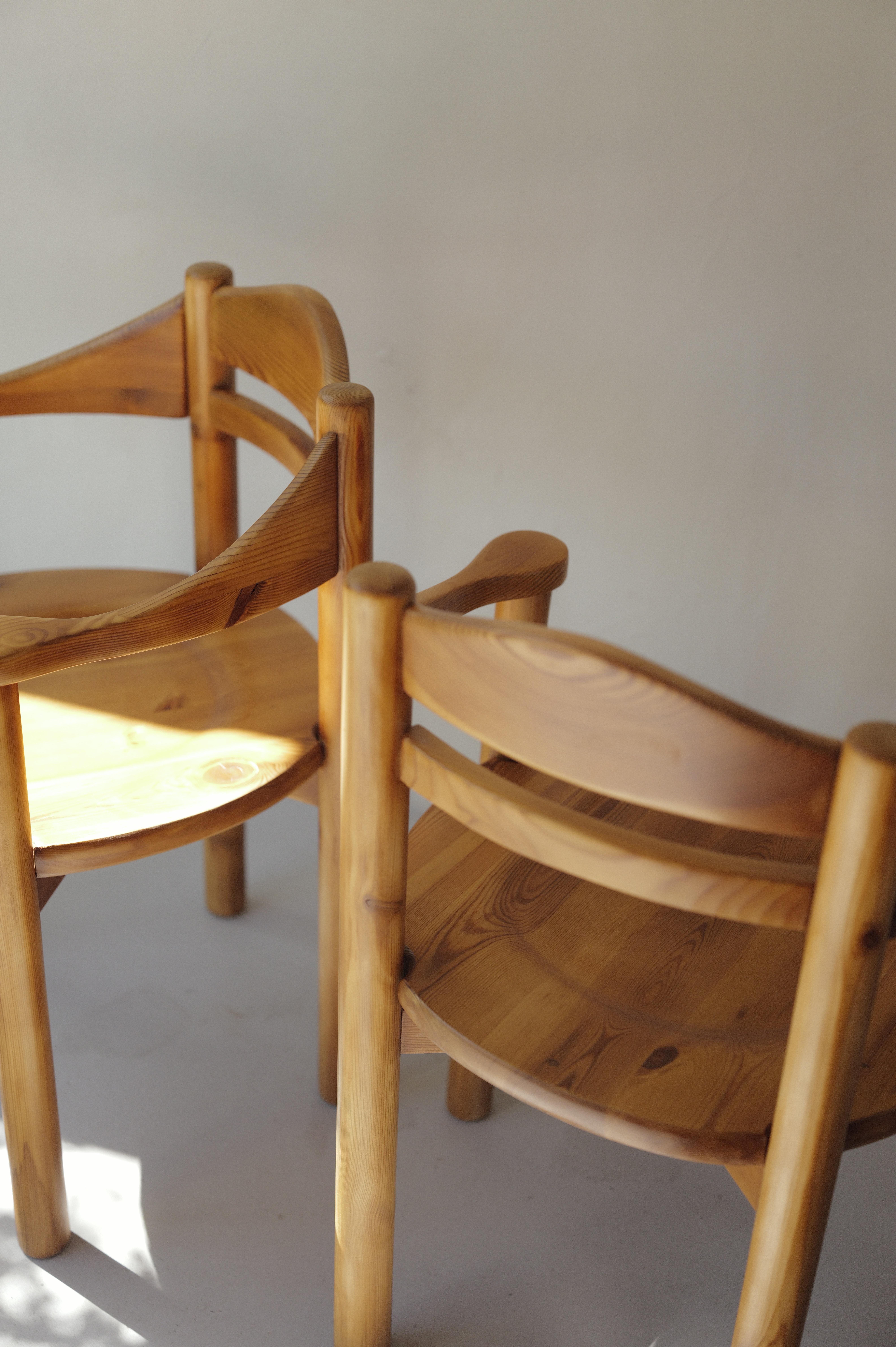 Schönes, skulpturales Paar origineller, geseifter Kiefernsessel des in Deutschland geborenen Designers Rainer Daumiller. Die robusten, verspielten und organischen Formen seiner Entwürfe, die ursprünglich 1977 in Dänemark im Sägewerk Hirtshals