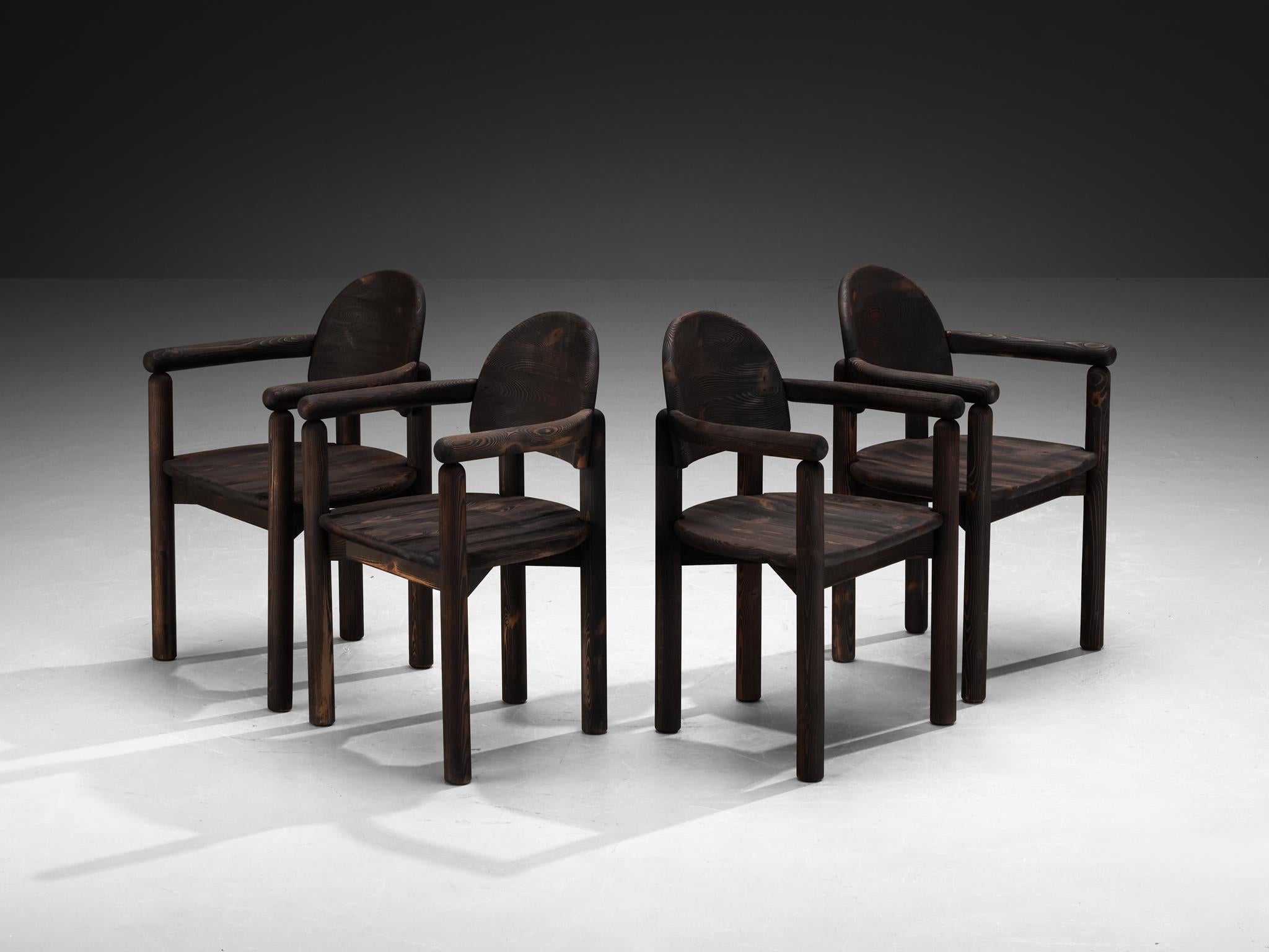 Rainer Daumiller per Hirtshals Sawmill, set di quattro sedie da pranzo, pino laccato nero, Danimarca, anni '70

Bellissime sedie da pranzo organiche e naturali in pino massiccio disegnate da Rainer Daumiller. Un design semplicistico con una seduta