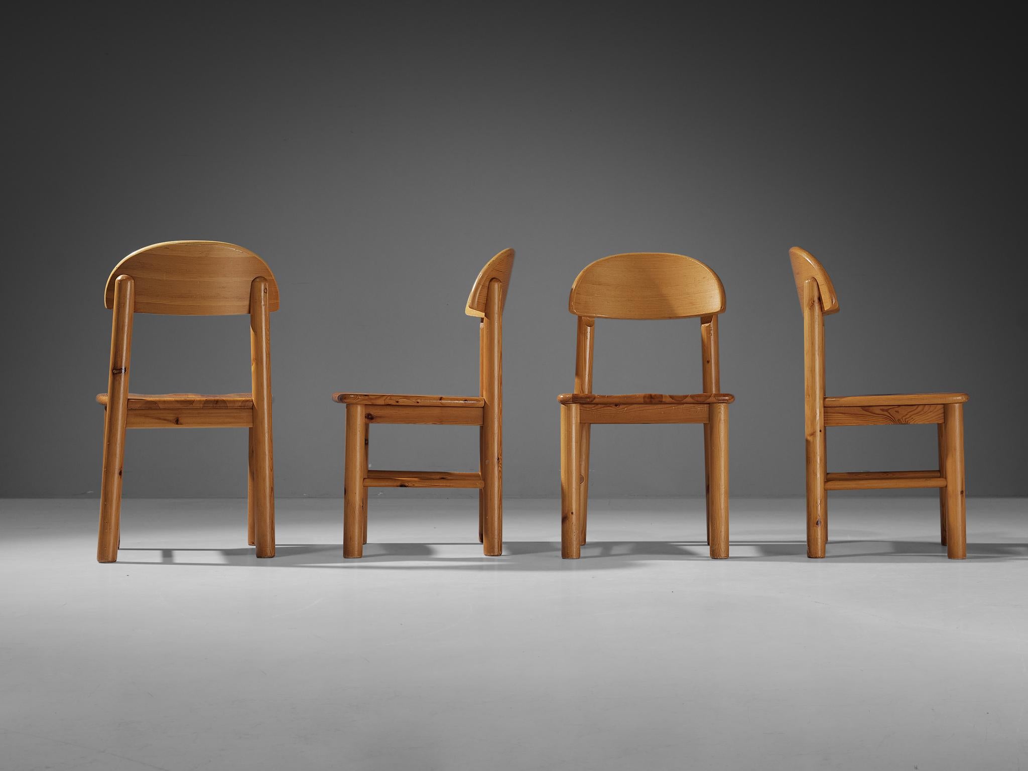 Rainer Daumiller-Set aus vier Esszimmerstühlen aus Kiefernholz  (Skandinavische Moderne) im Angebot