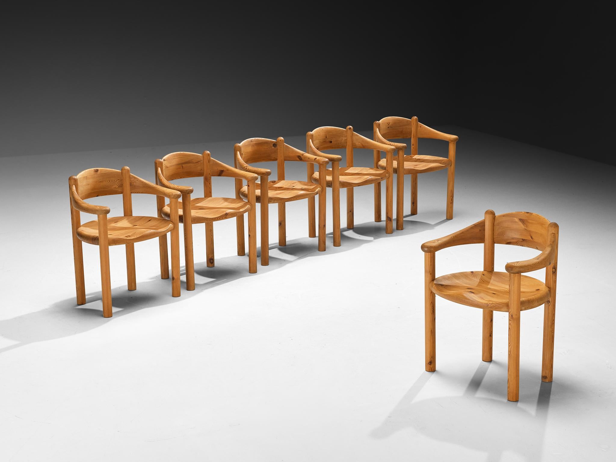 Rainer Daumiller, ensemble de six fauteuils, pin, Danemark, années 1970.

Magnifique ensemble de fauteuils organiques et naturels en pin massif conçu par Rainer Daumiller. Un design simpliste avec une assise ronde et profonde et une attention totale