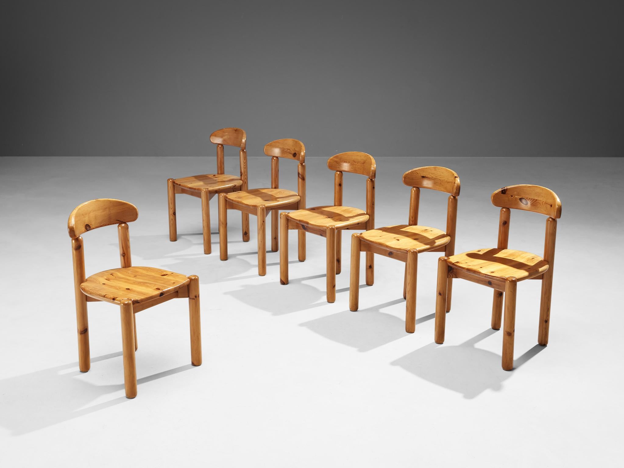 Rainer Daumiller per Hirtshals Sawmill, set di sei sedie da pranzo in pino, Danimarca, anni '70

Bellissime sedie da pranzo organiche e naturali in pino massiccio disegnate da Rainer Daumiller. Un design semplicistico con una seduta rotonda e