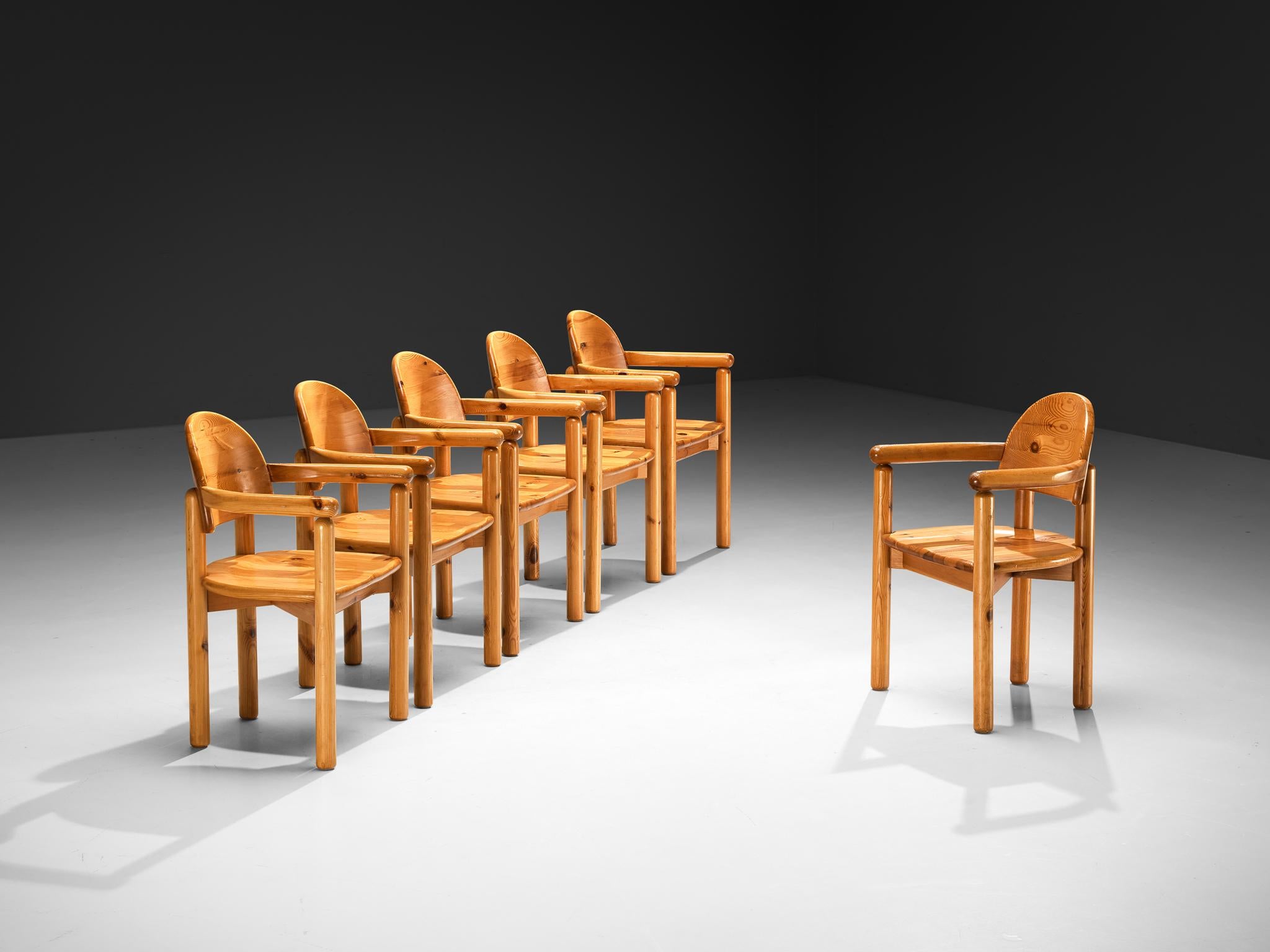 Rainer Daumiller per Hirtshals Savværk, set di sei sedie da pranzo in pino massiccio, Danimarca, anni '70

Disegnate dal designer danese Rainer Daumiller, queste sedie da pranzo mettono in mostra la bellezza naturale del caldo legno di pino, con le