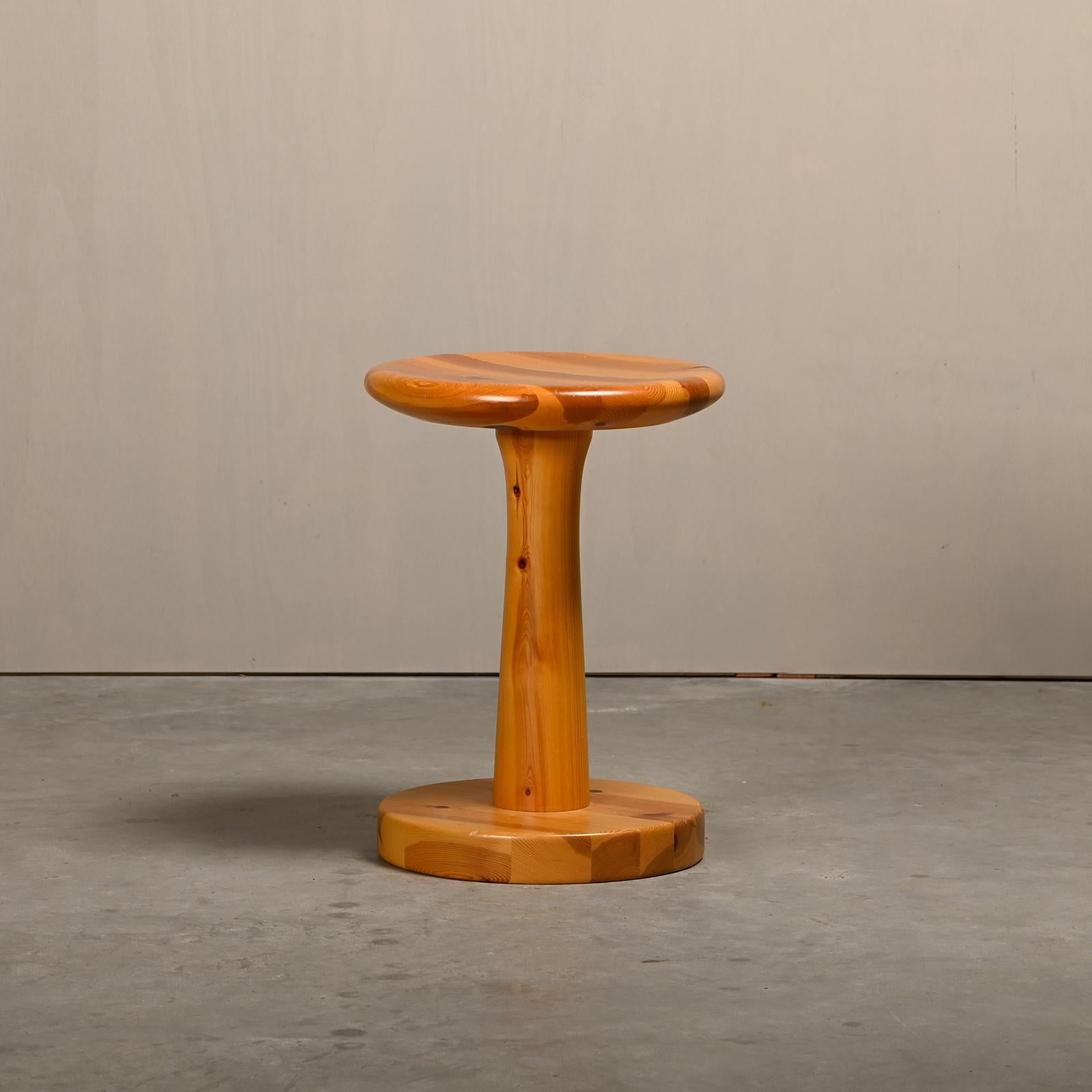 Tabouret sculptural conçu par Rainer Daumiller pour Hirtshals Savværk, Danemark, années 1970. Le tabouret est fabriqué en bois de pin massif avec une assise circulaire et une base légèrement effilée. Très bon état d'origine avec de légères traces