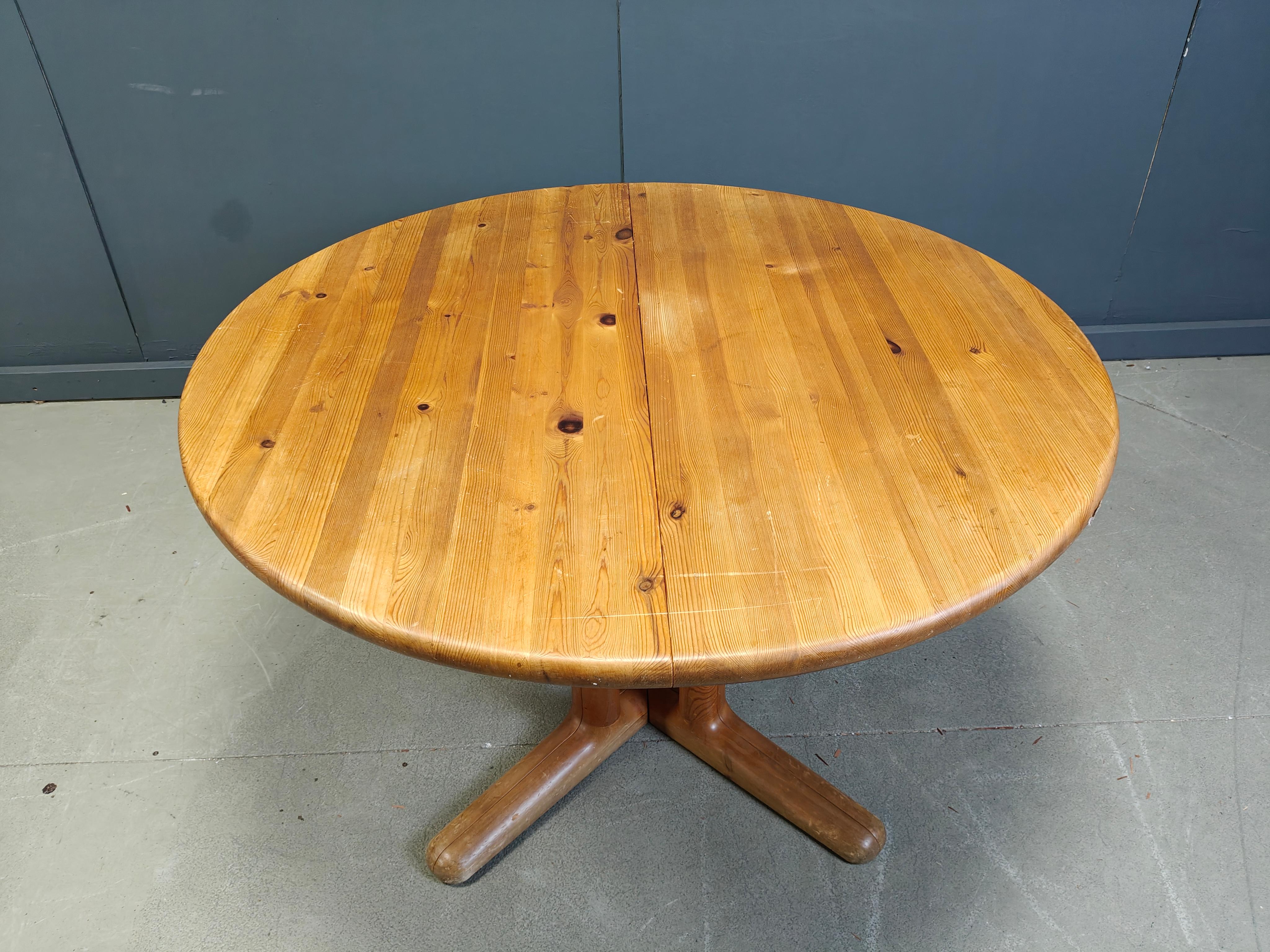 Grande table de salle à manger extensible vintage à la manière de Rainder Daumiller en bois de pin massif.

belle couleur vibrante et motif de bois naturel sur toute la surface.

Pieds incurvés joliment dessinés.

Bon état général.

Années 1970 -