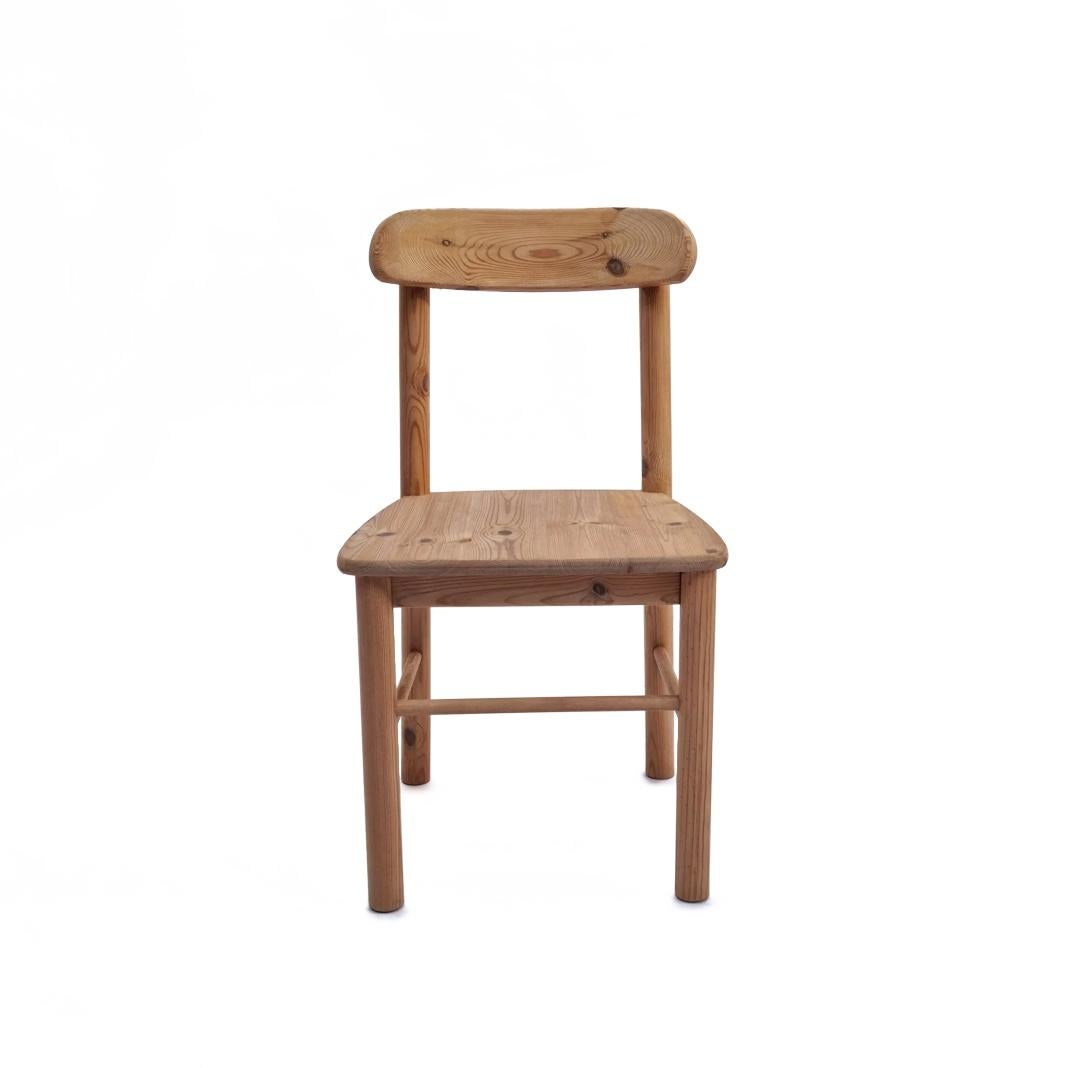 Sedie moderniste in legno di pino realizzate nello stile dei disegni di Rainer Daumiller per Hirtshals Saavaerk. Anche se questa versione esatta non è disponibile, queste sedie incarnano la stessa estetica e qualità. Sono comode e hanno un aspetto