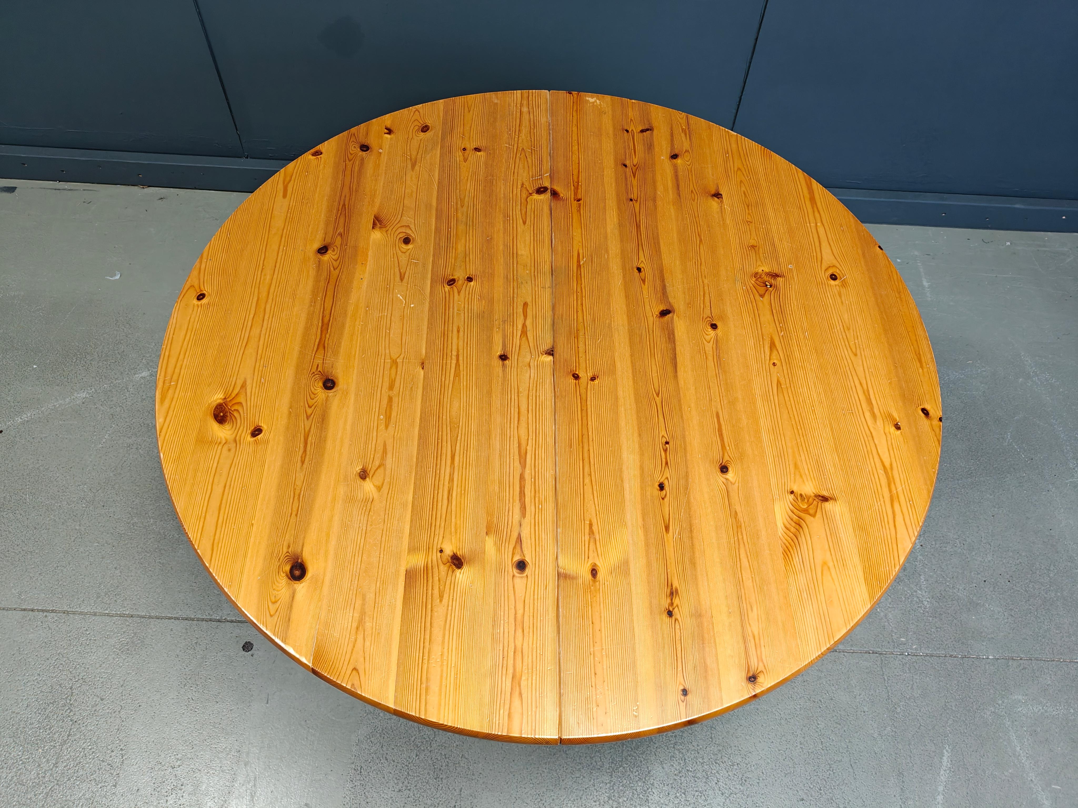 Table de salle à manger vintage à la manière de Rainder Daumiller en bois de pin massif.

belle couleur vibrante et motif de bois naturel sur toute la surface.

Très bon état.

Années 1970 - Danemark

Dimensions :
Hauteur : 72cm
Largeur : 120