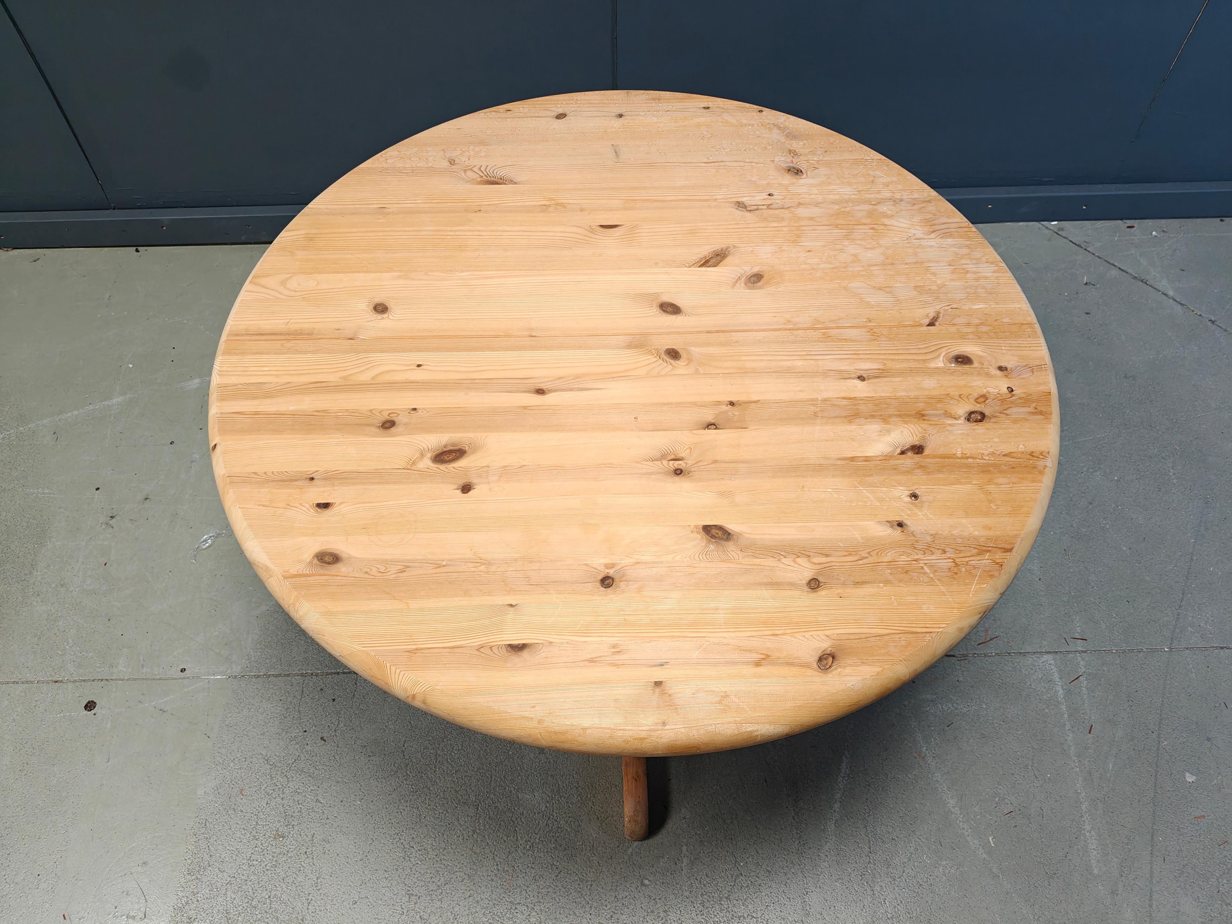 Table de salle à manger vintage à la manière de Rainder Daumiller en bois de pin massif.

belle couleur vibrante et motif de bois naturel sur toute la surface.

Bon état avec de légères marques d'utilisation

Années 1970 - Danemark

Dimensions