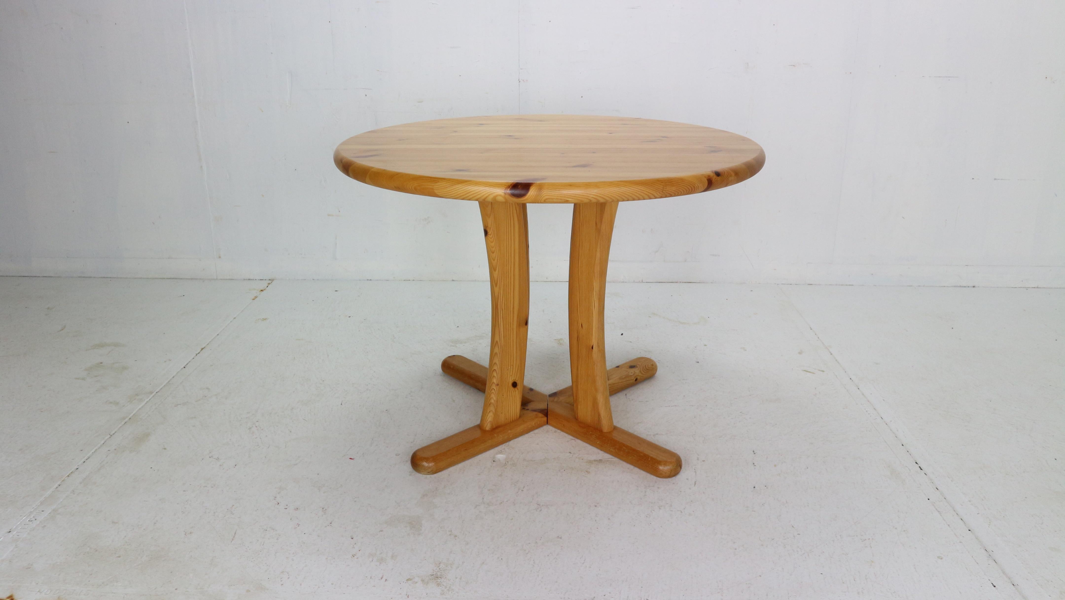 Runder Esstisch der skandinavischen Moderne im Stil von Rainer Daumiller aus den 1970er Jahren in Dänemark.
Der Tisch ist aus massivem Kiefernholz gefertigt, das eine schöne Holzpatina aufweist.
Die gebogenen, dicken Beine machen den Tisch