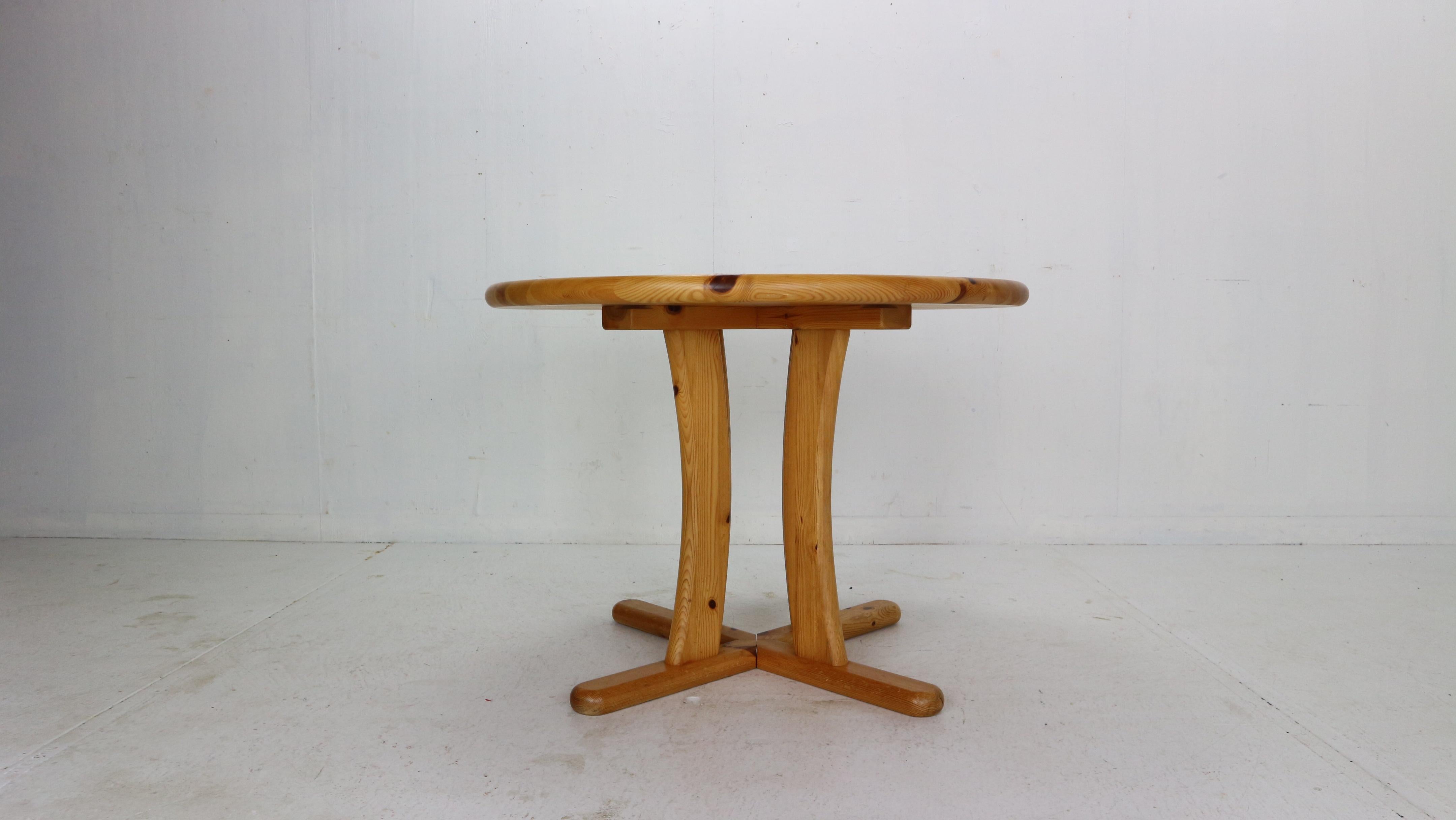 Scandinavian Modern Rainer Daumiller Style Round Solid Pinewood Dinning Table, 1970's Denmark