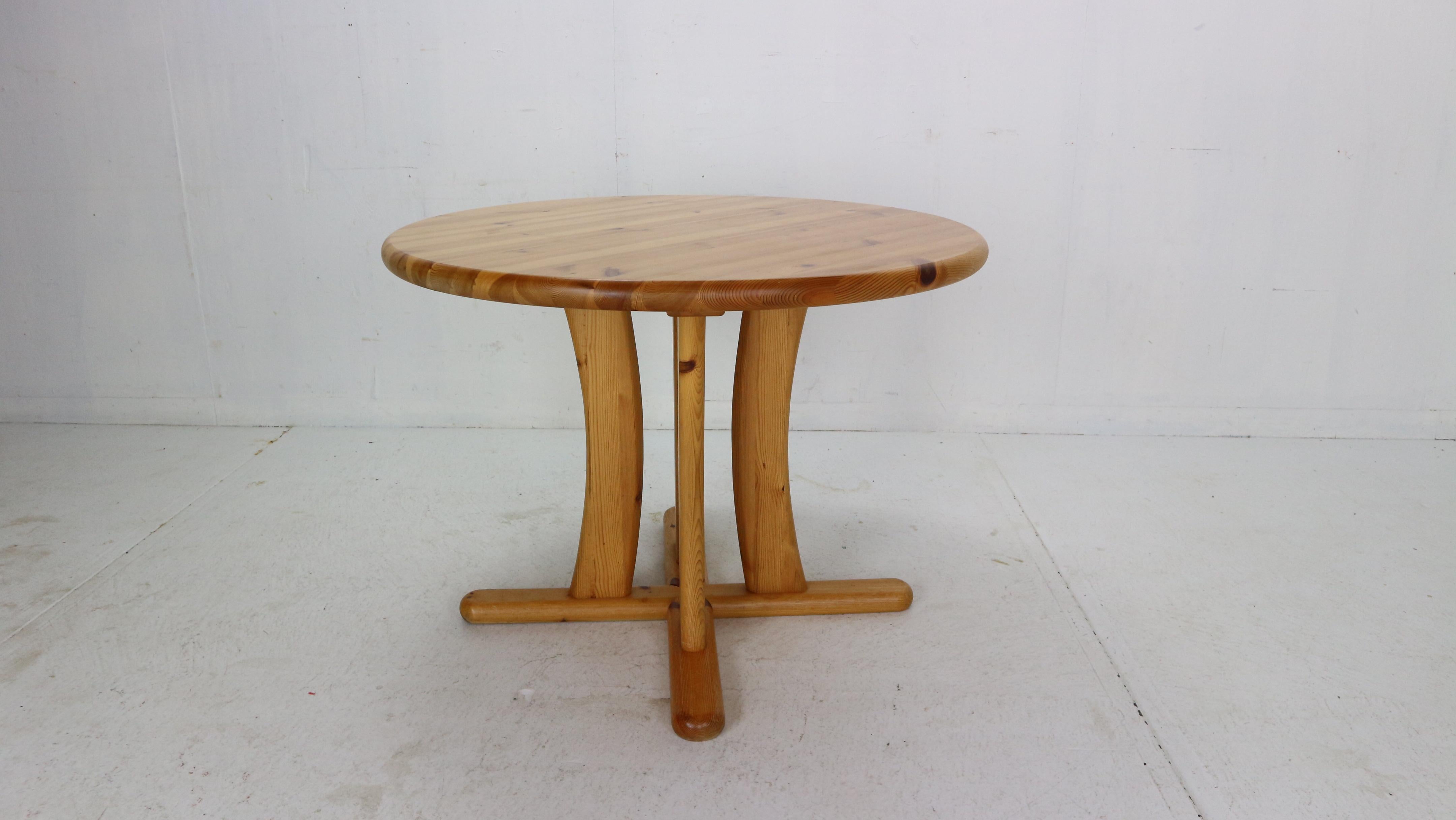 Danish Rainer Daumiller Style Round Solid Pinewood Dinning Table, 1970's Denmark For Sale