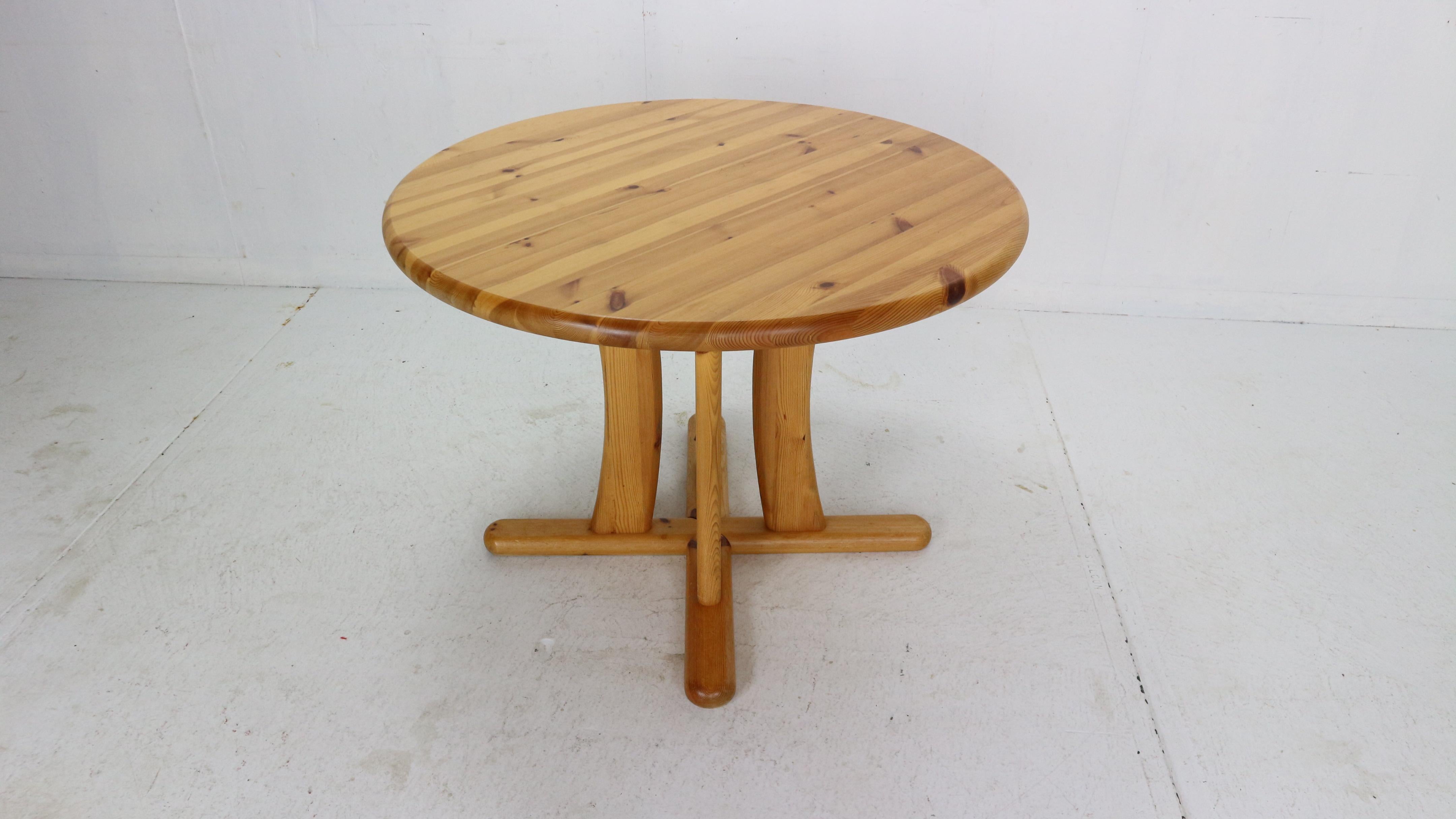 Rainer Daumiller Style Round Solid Pinewood Dinning Table, 1970's Denmark In Good Condition In The Hague, NL