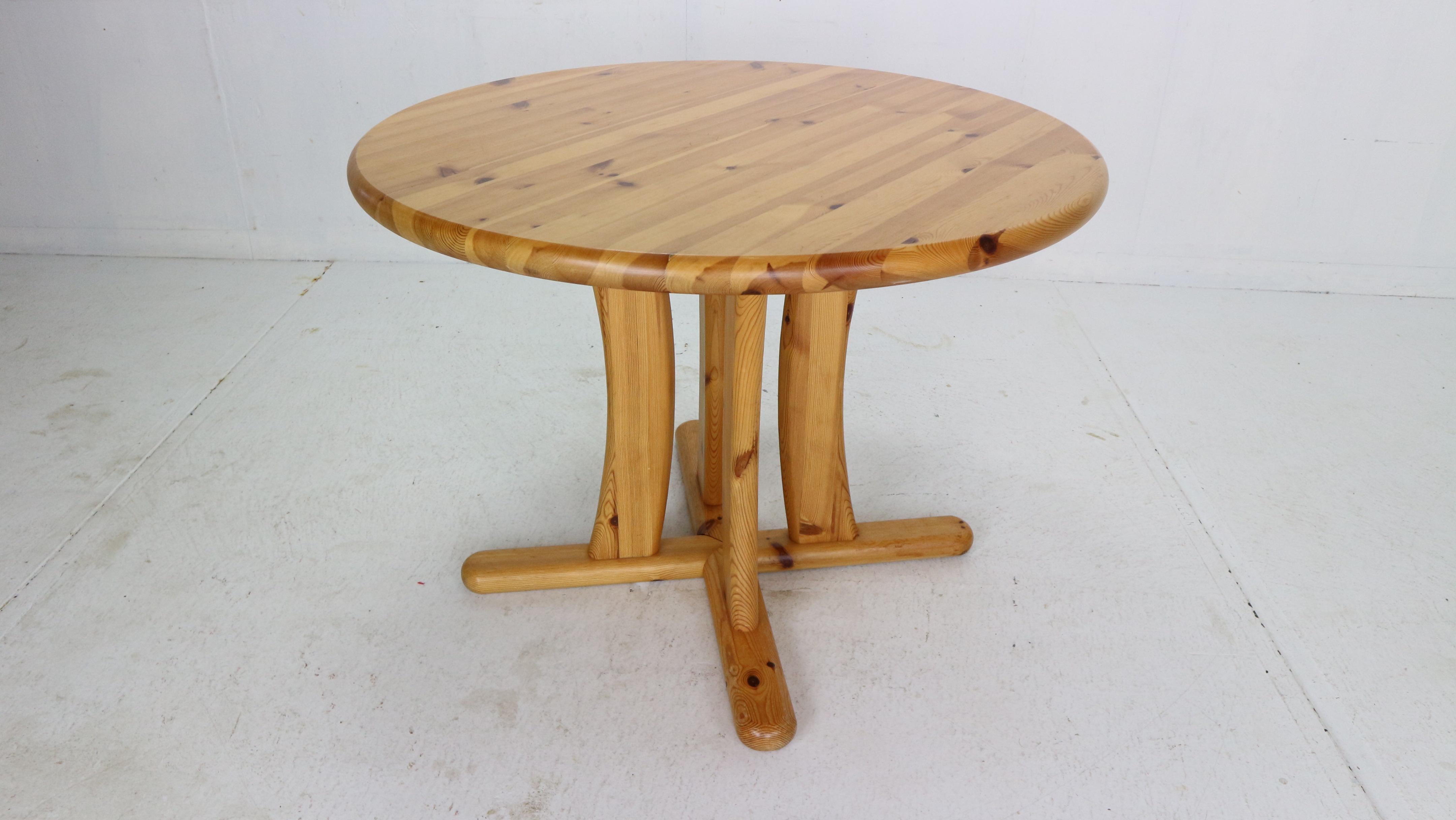 Rainer Daumiller Style Round Solid Pinewood Dinning Table, 1970's Denmark For Sale 1