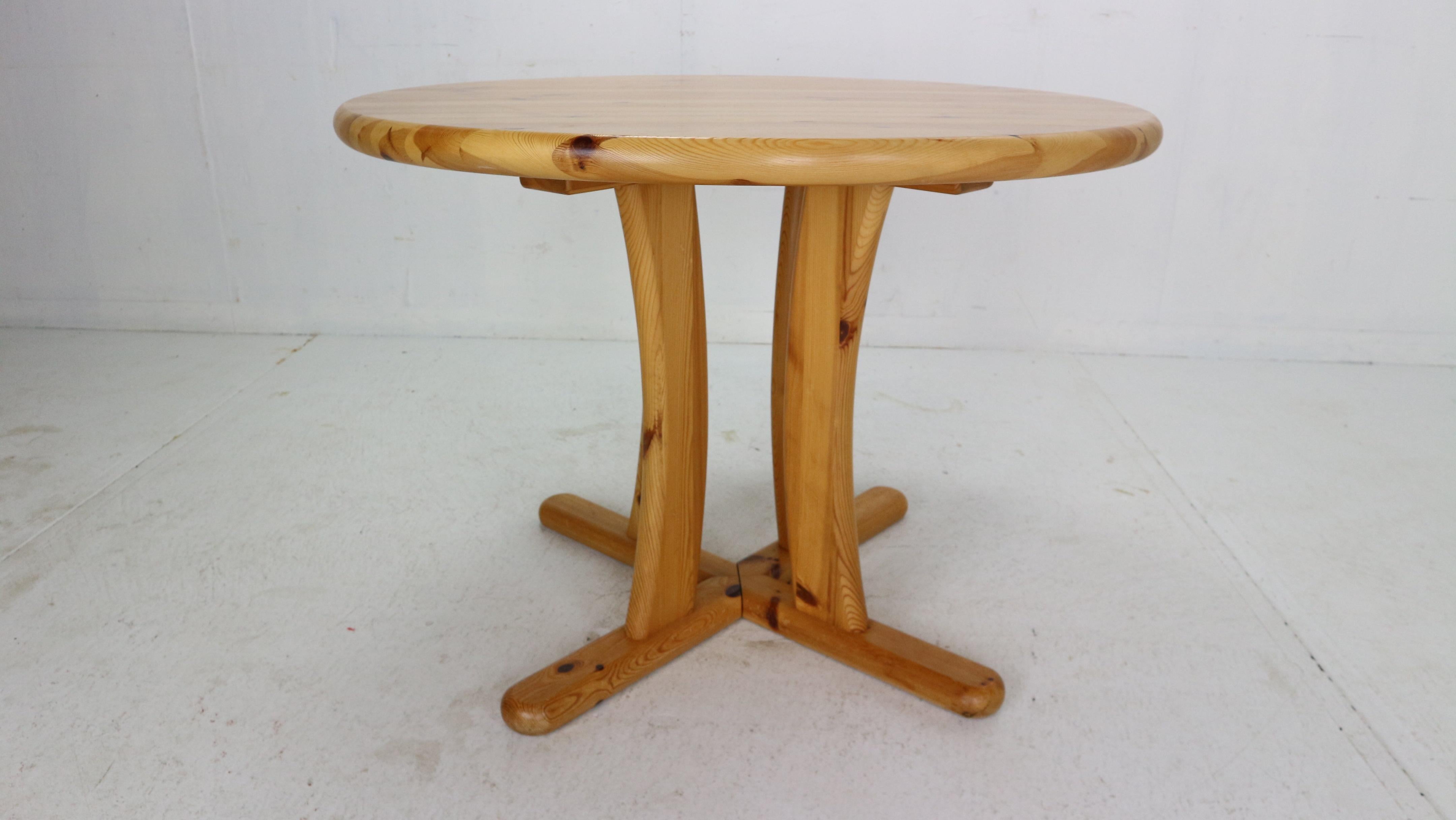 Rainer Daumiller Style Round Solid Pinewood Dinning Table, 1970's Denmark 2