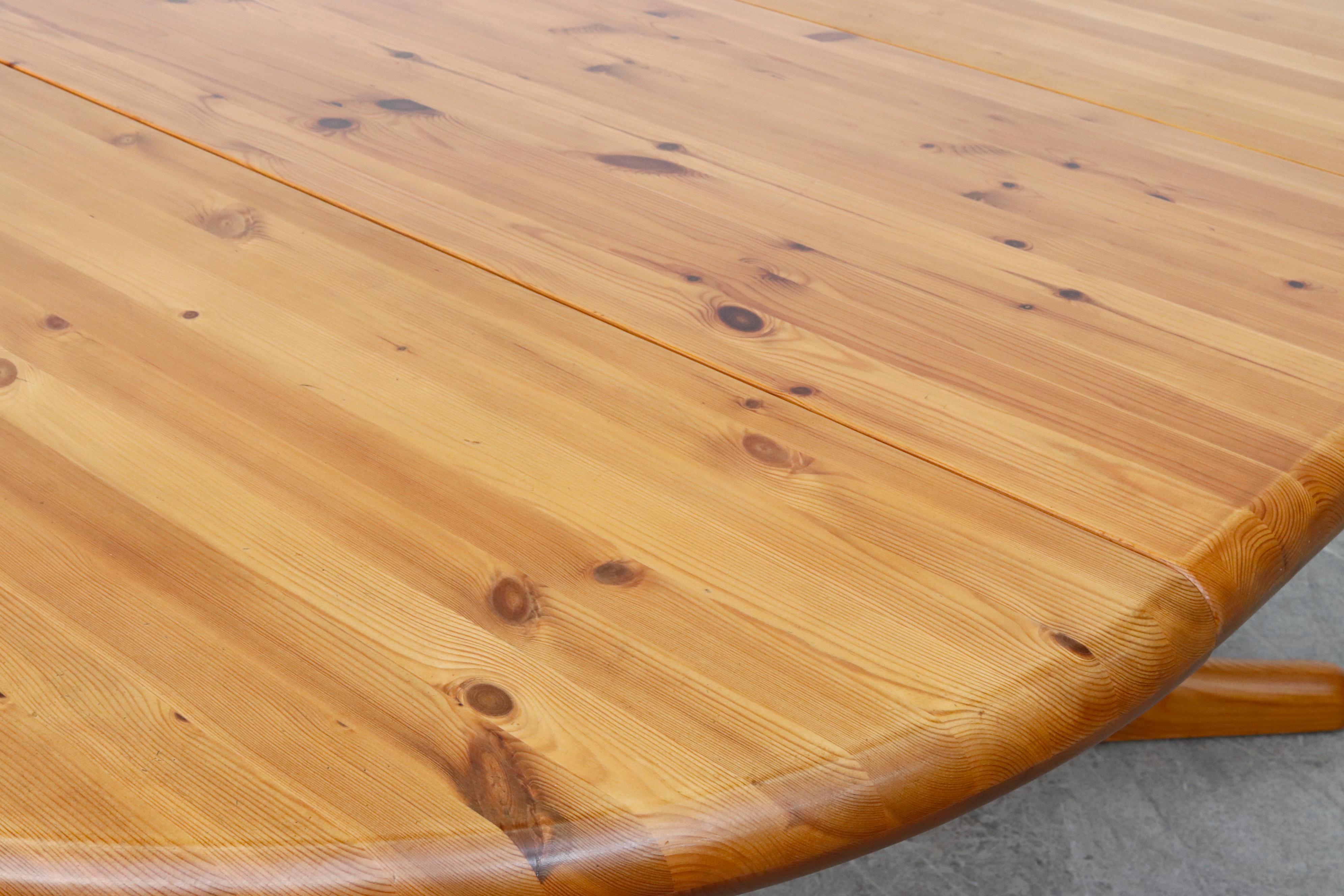 Rainer Daumiller Style Round-to-Oval Pine Dining Table with Leaf 7