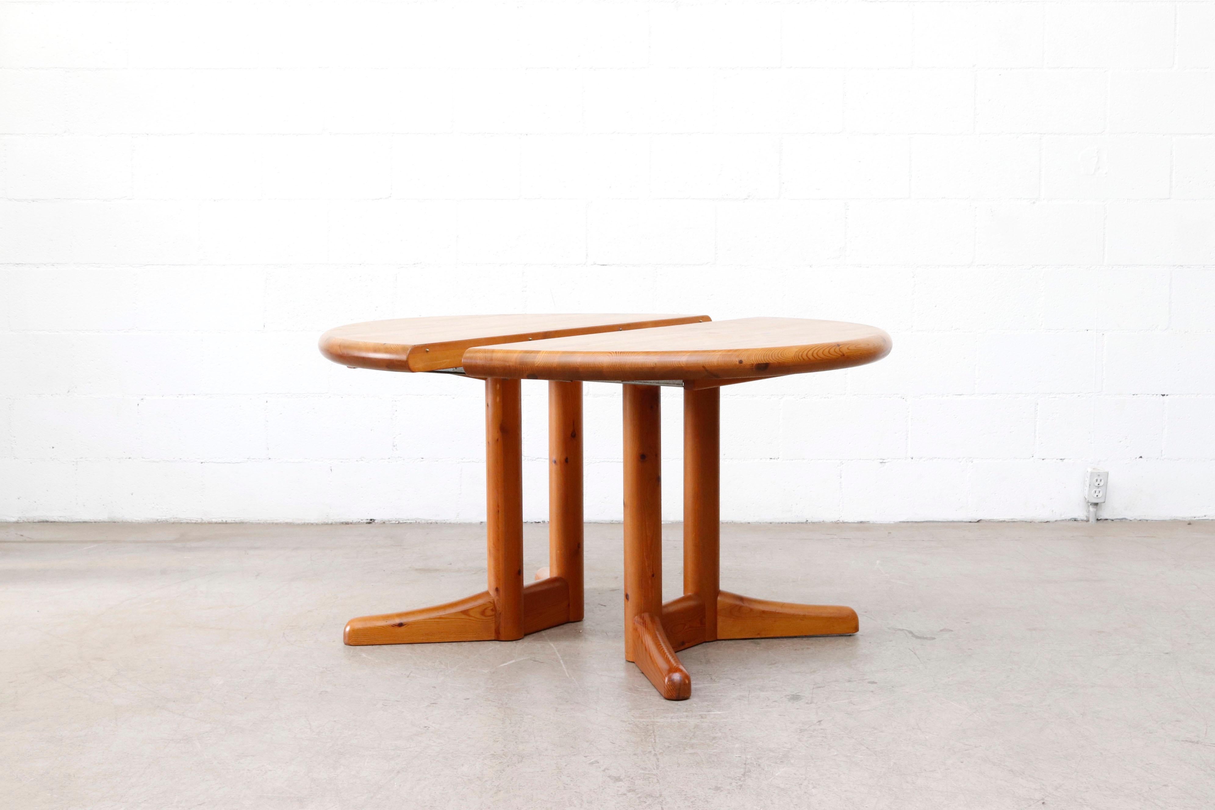 Rainer Daumiller Style Round-to-Oval Pine Dining Table with Leaf In Good Condition In Los Angeles, CA