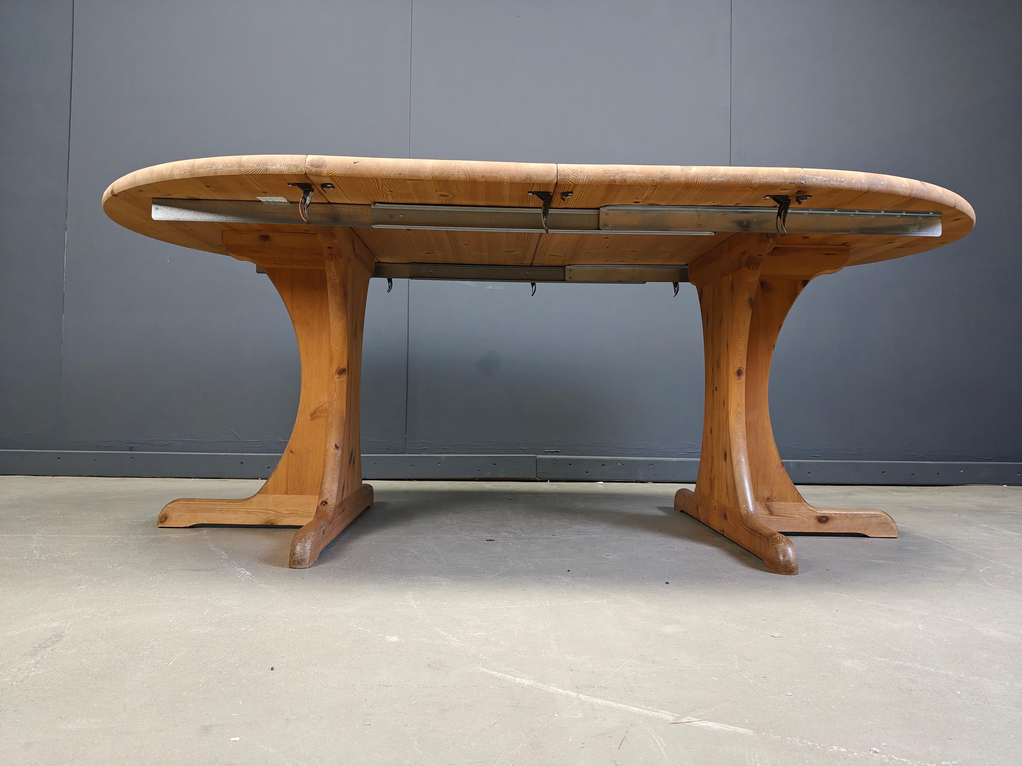 Grande table de salle à manger extensible vintage à la manière de Rainder Daumiller en bois de pin massif.

belle couleur vibrante et motif de bois naturel sur toute la surface.

Bon état général.

Années 1970 - Danemark

Dimensions :
Hauteur :
