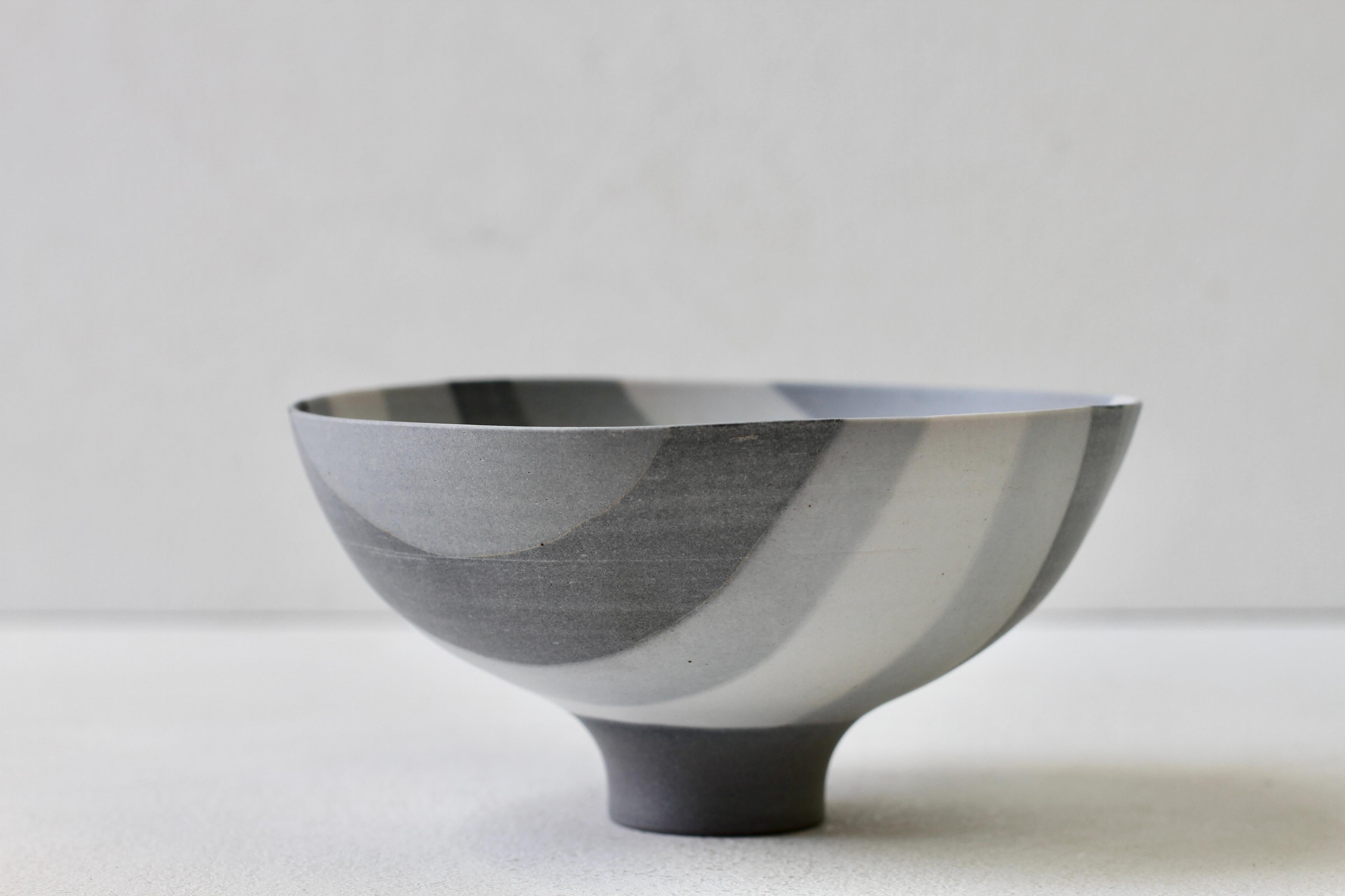 Rainer Doss Signed German Art Studio Grey Striped Porcelain Pottery Bowl 1981 In Excellent Condition For Sale In Landau an der Isar, Bayern