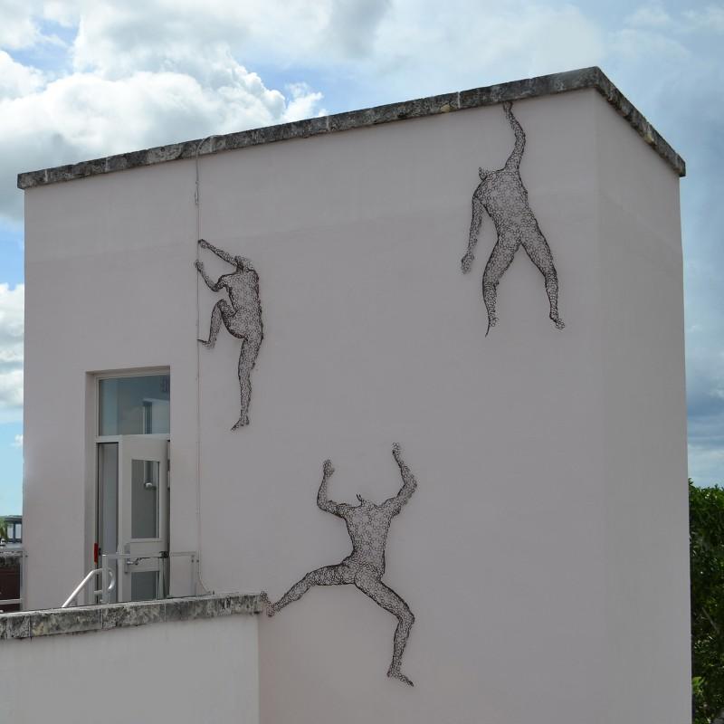 Hanging On, 2011, sculpture en acier inoxydable - Sculpture de Rainer Lagemann