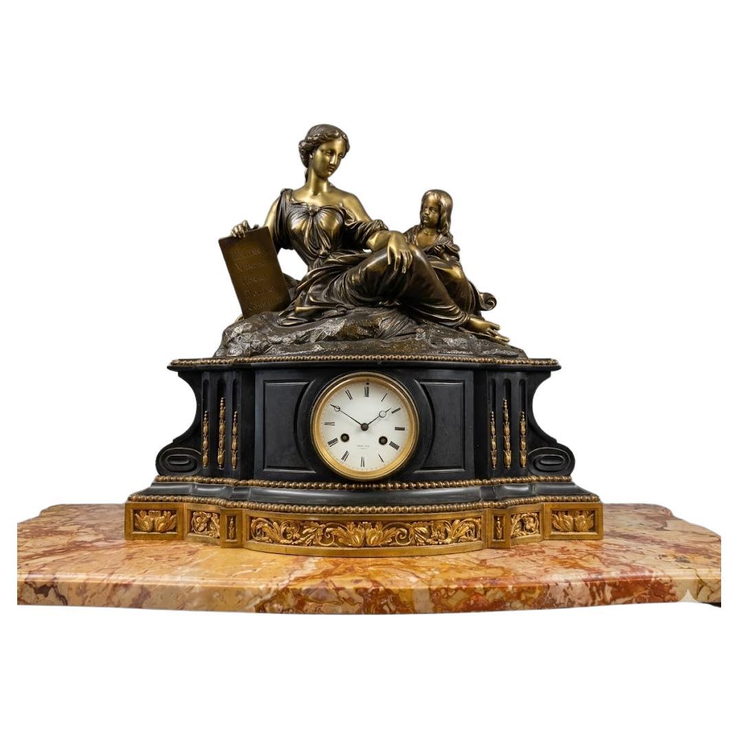 Reloj de chimenea figurado francés estilo Luis XV de bronce y pizarra Raingo Freres