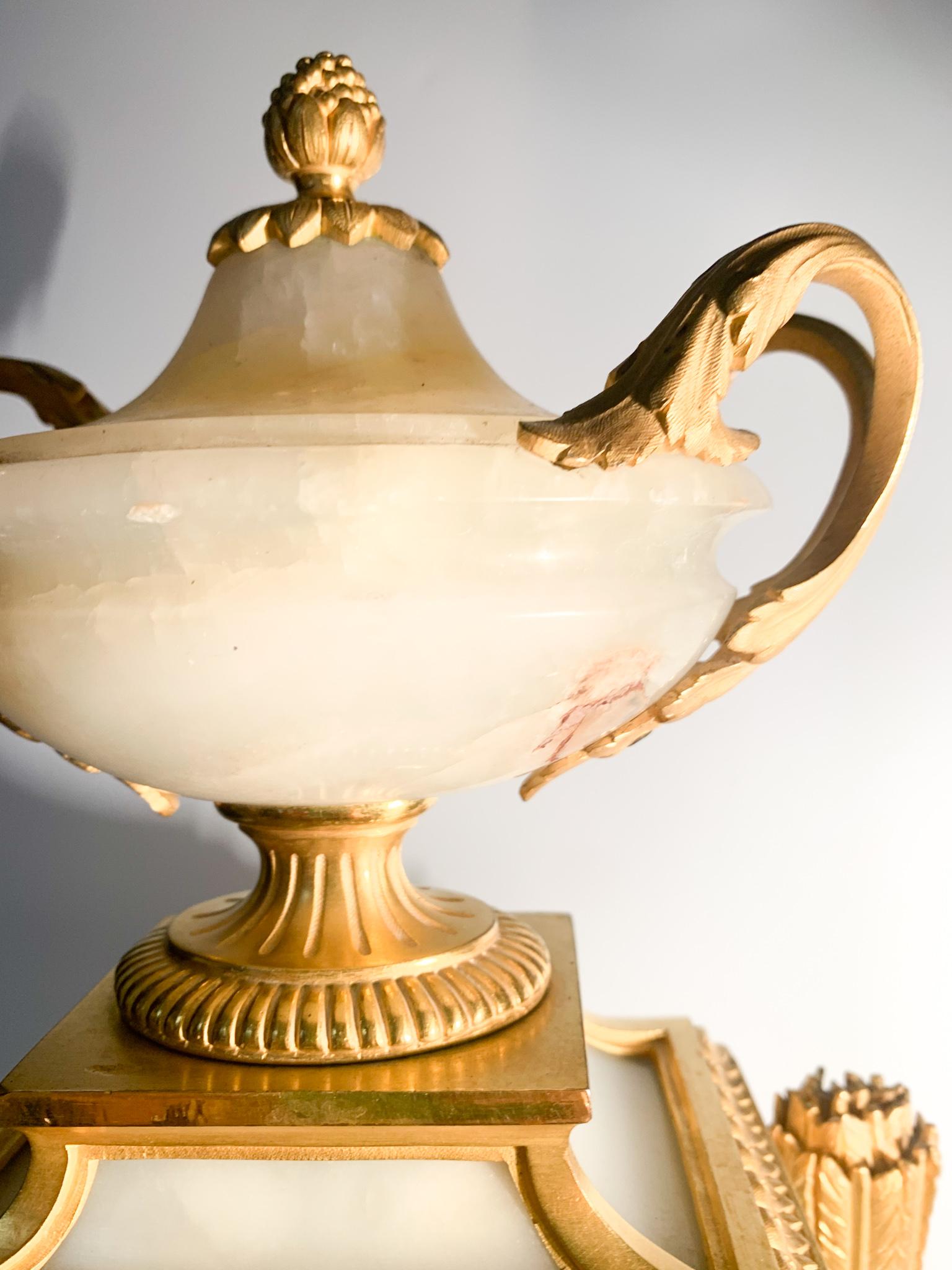 Raingo Frères Tischuhr im Stil Louis XVI aus Alabaster und vergoldeter Bronze 1800 im Angebot 9