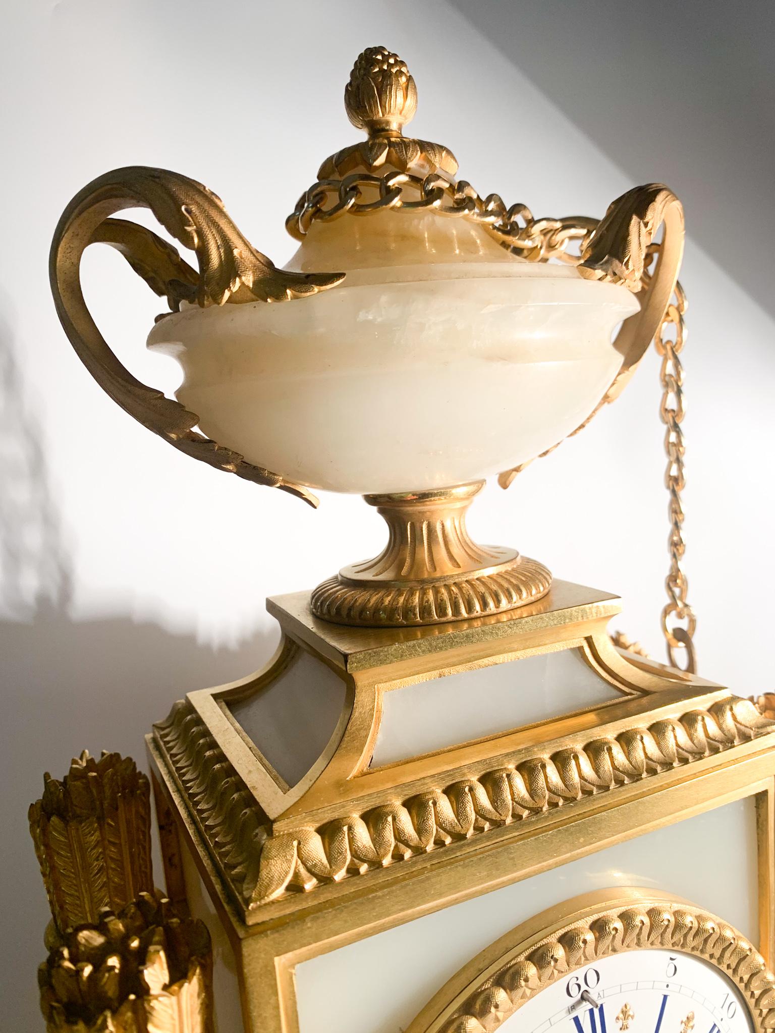 Raingo Frères Tischuhr im Stil Louis XVI aus Alabaster und vergoldeter Bronze 1800 im Zustand „Gut“ im Angebot in Milano, MI