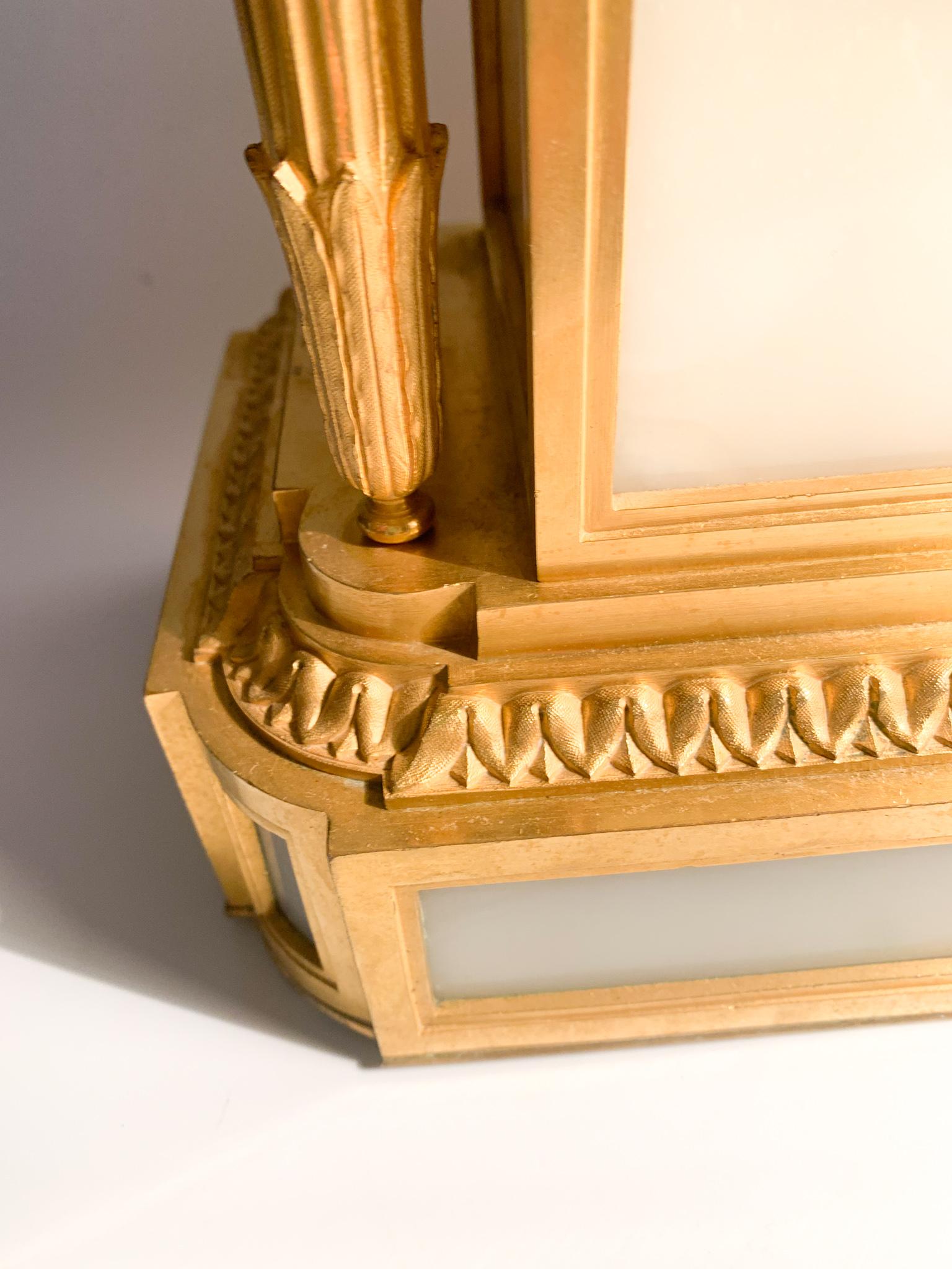 Raingo Frères Tischuhr im Stil Louis XVI aus Alabaster und vergoldeter Bronze 1800 (Spätes 19. Jahrhundert) im Angebot