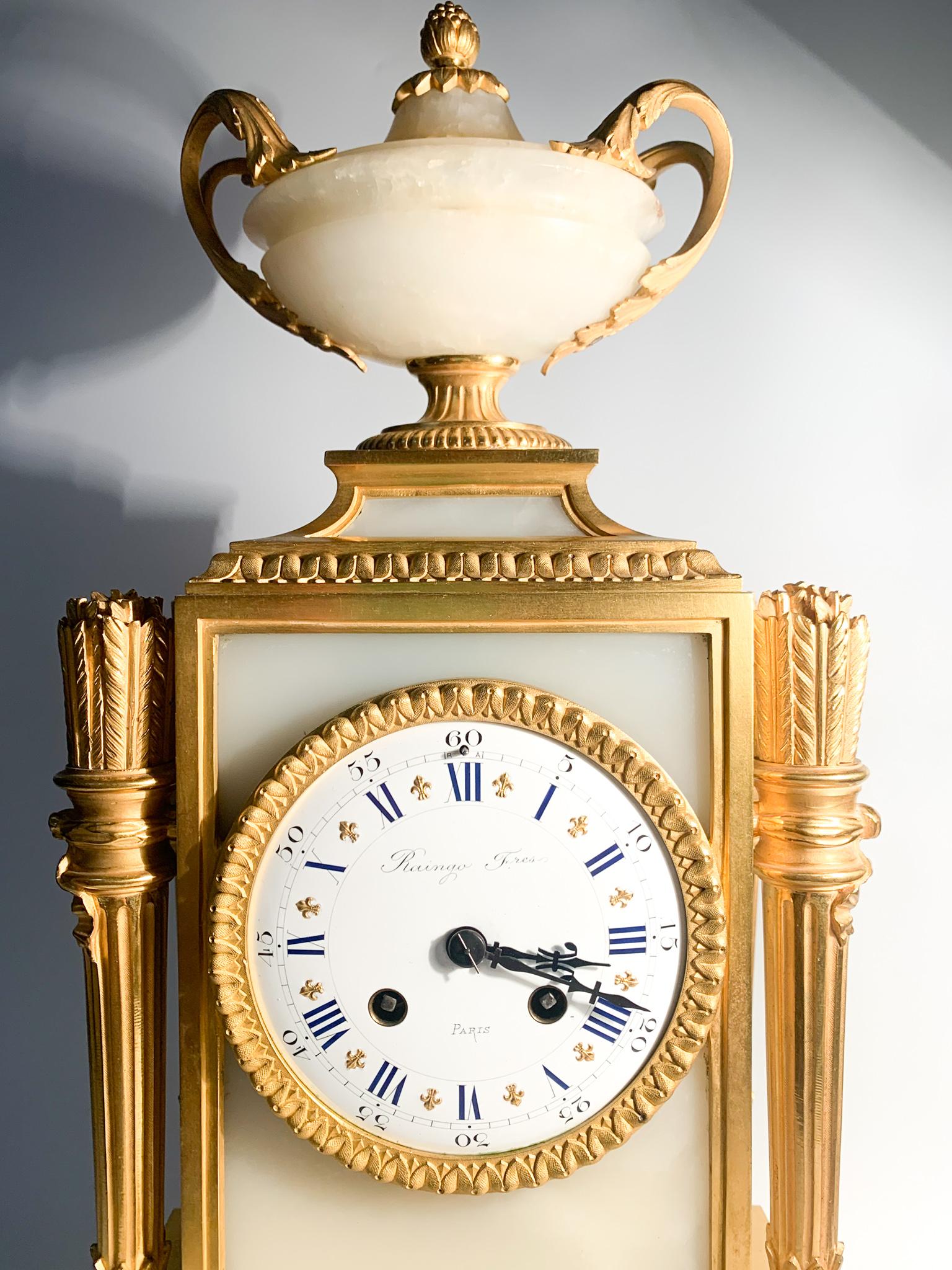 Raingo Frères Tischuhr im Stil Louis XVI aus Alabaster und vergoldeter Bronze 1800 im Angebot 3
